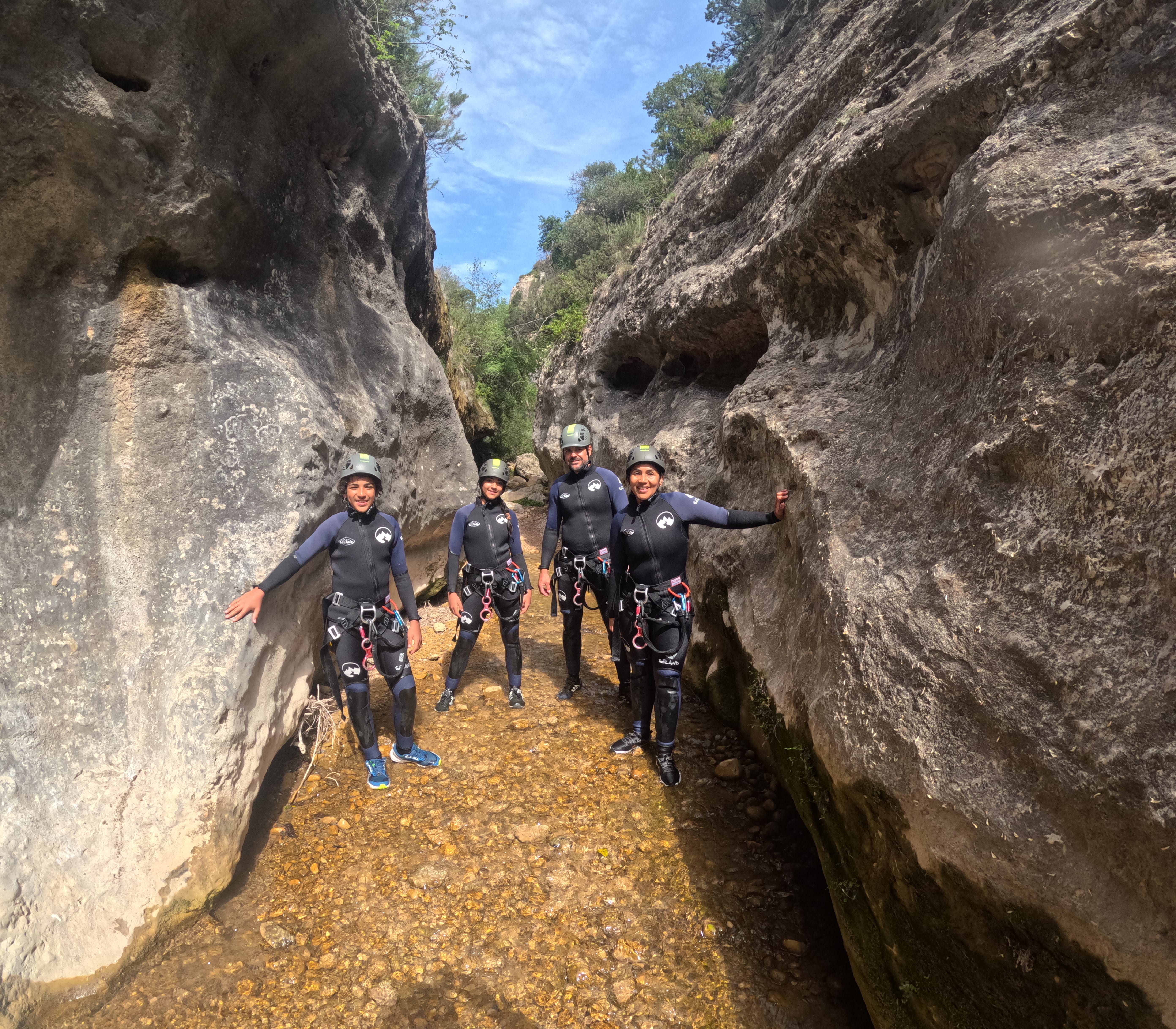 Grupo de barranquistas entre estrechas paredes rocosas en el Barranco de Formiga