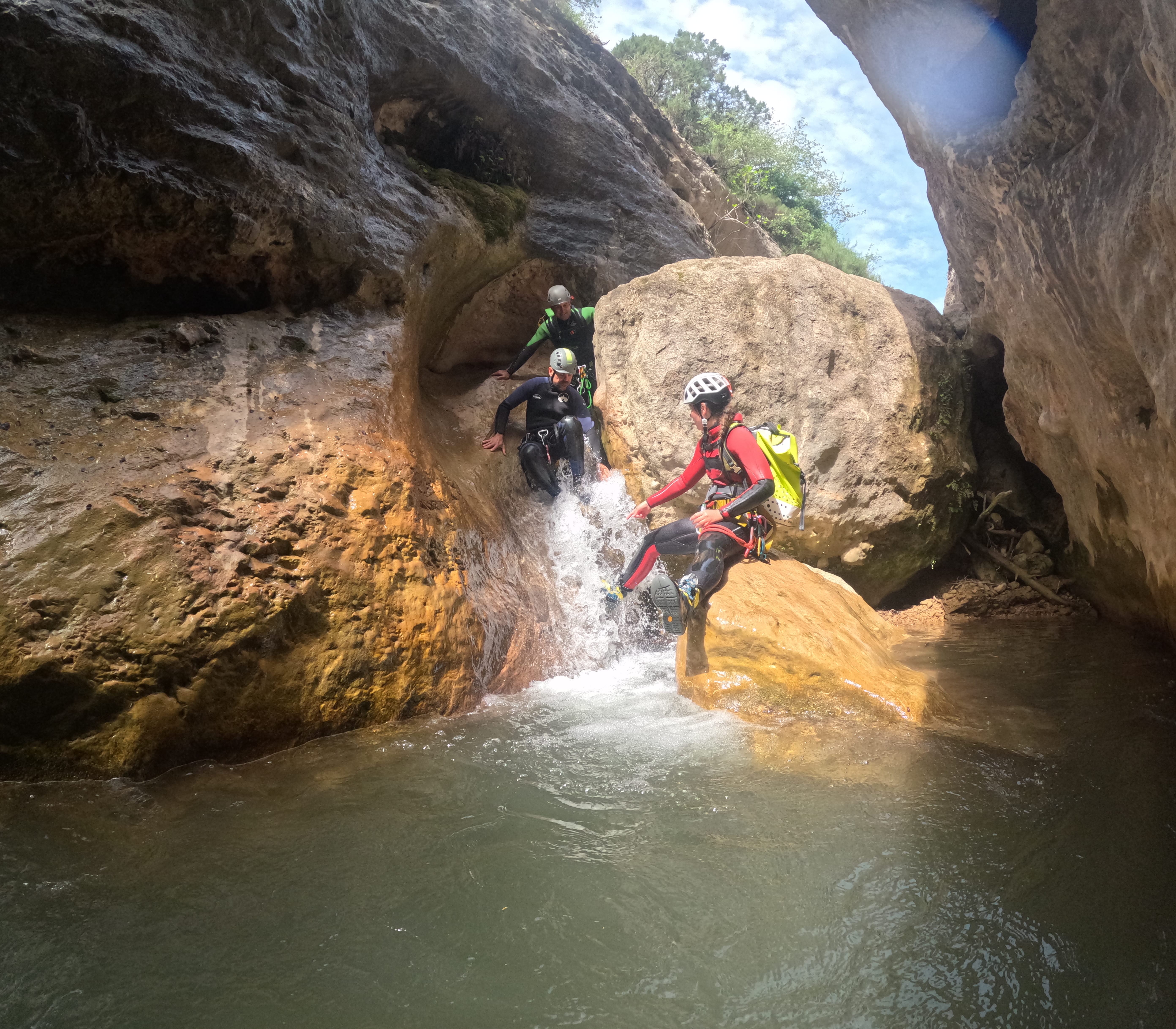 Barranquismo por una pequeña cascada hasta una poza natural en el Barranco de Formiga
