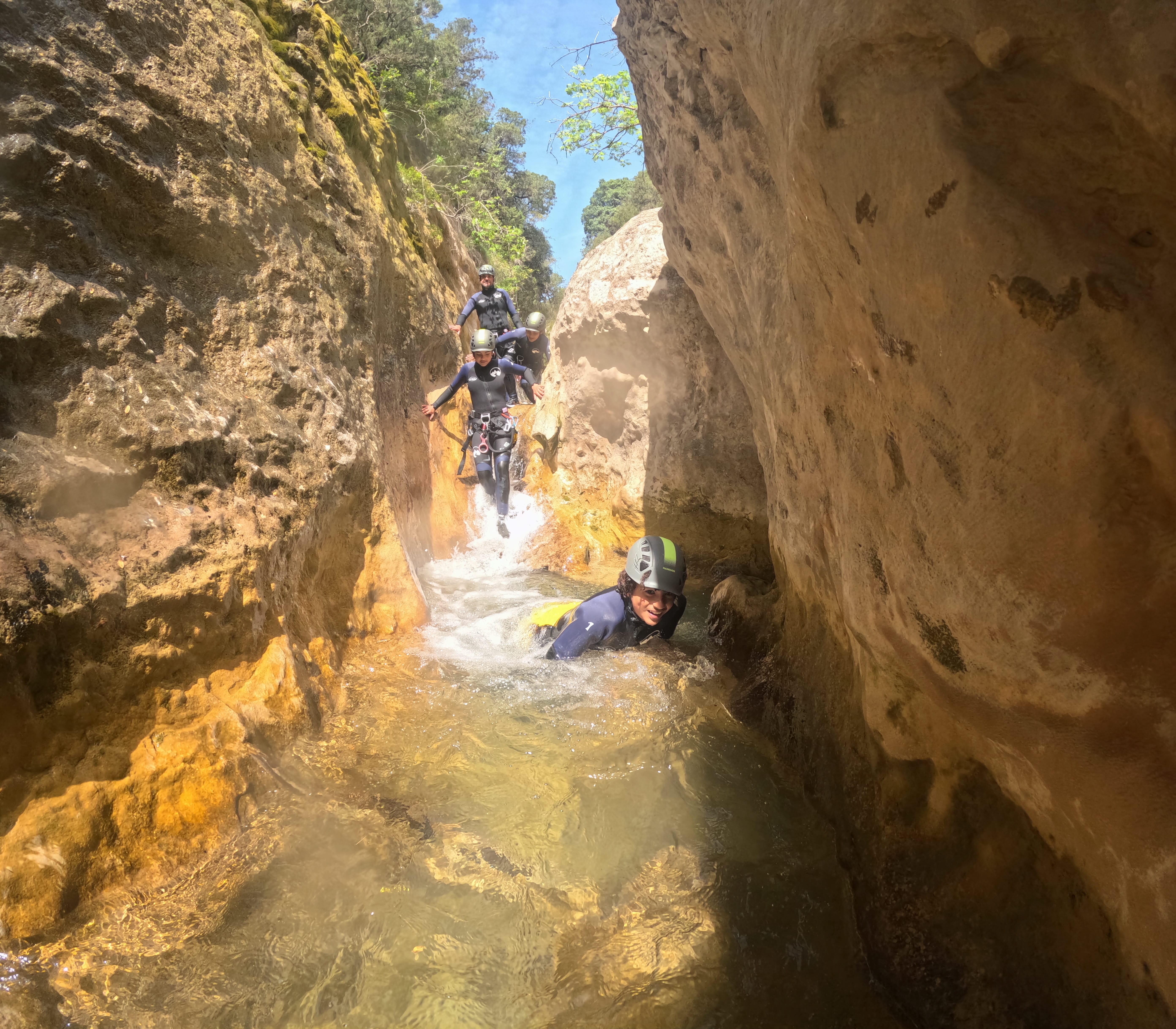 Barranquismo entre toboganes naturales y pozas en el Barranco de Formiga