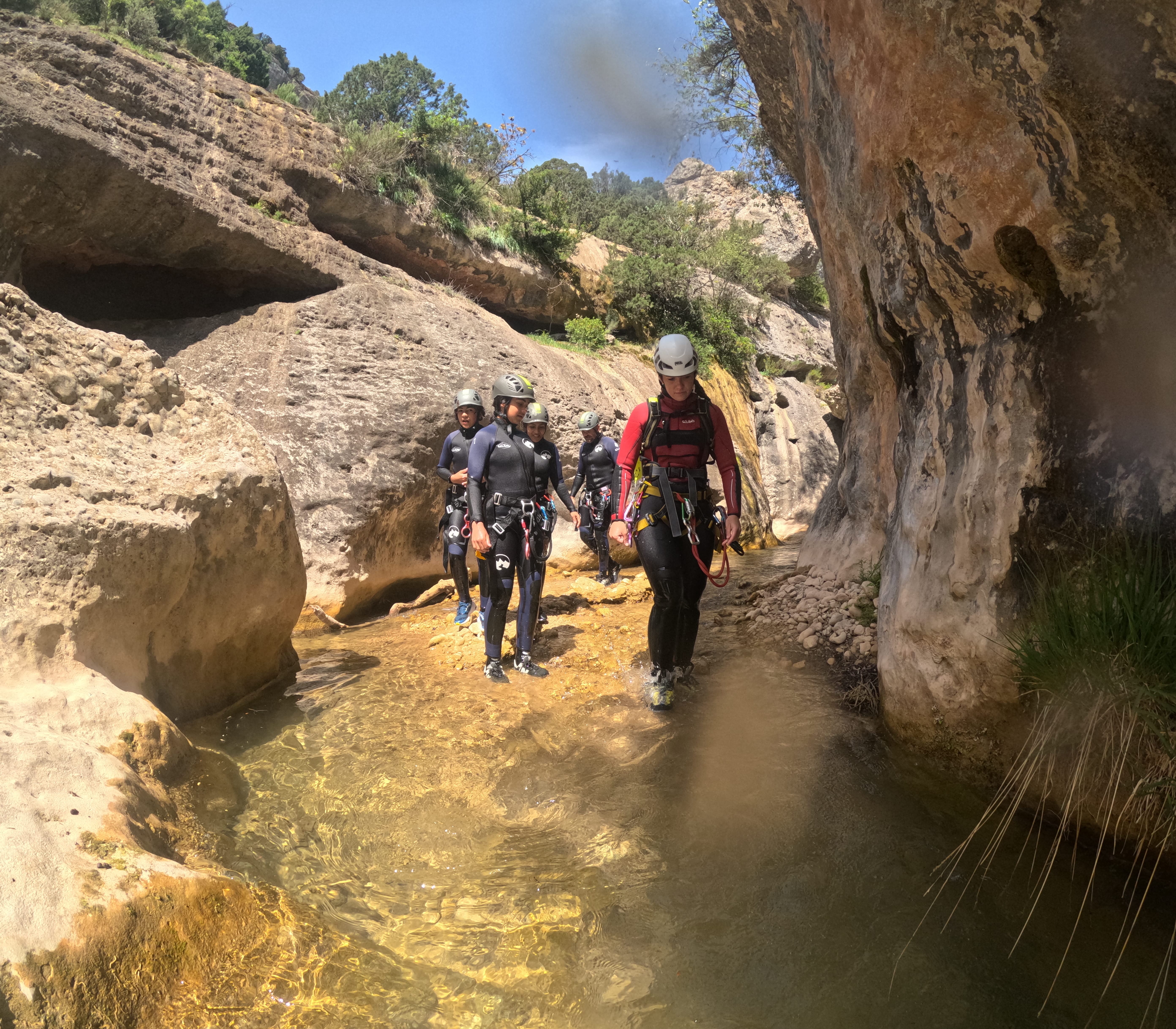 Grupo de barranquismo por el paisaje rocoso del Barranco de Formiga