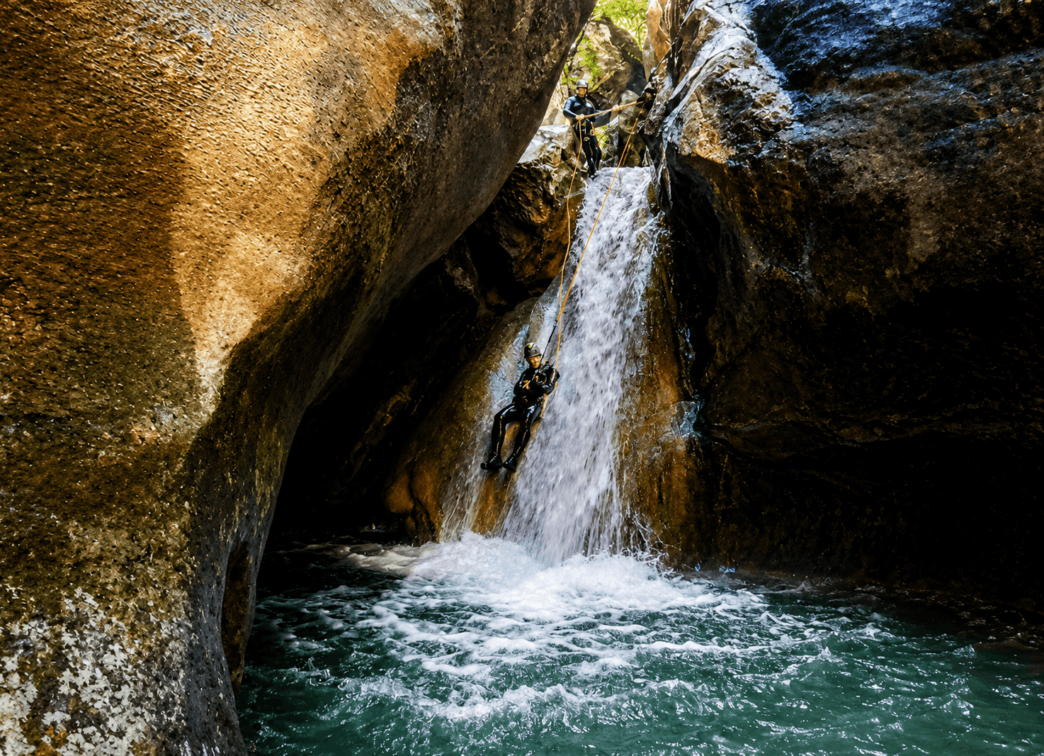 Barrancos del Pallars Jussà: descenso en rápel por una cascada entre estrechas paredes de roca durante una ruta de barranquismo en el Prepirineo de Lleida.