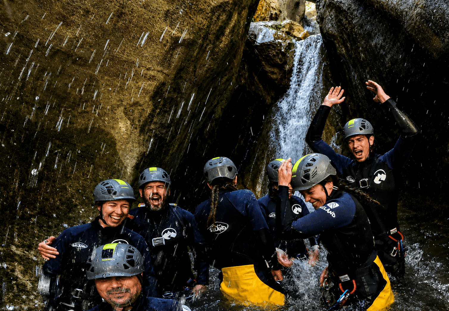 Barranquismo en el Pallars Jussà: grupo de participantes disfrutando de un barranco entre cascadas y estrechos cañones de roca en el Prepirineo catalán.