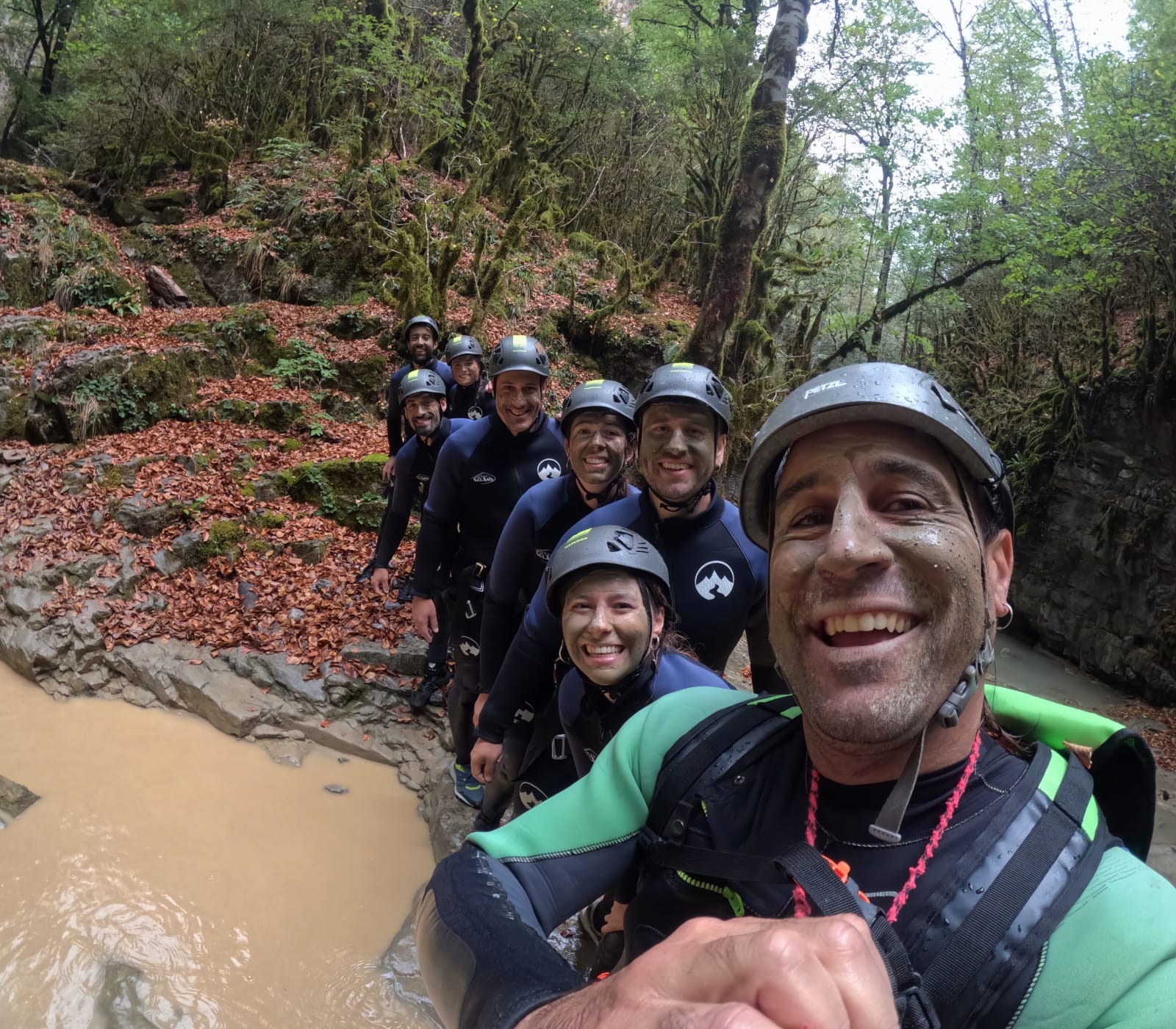 Grupo de barranquismo haciéndose un selfie alegre después de su aventura en el Barranco de Barbaruens