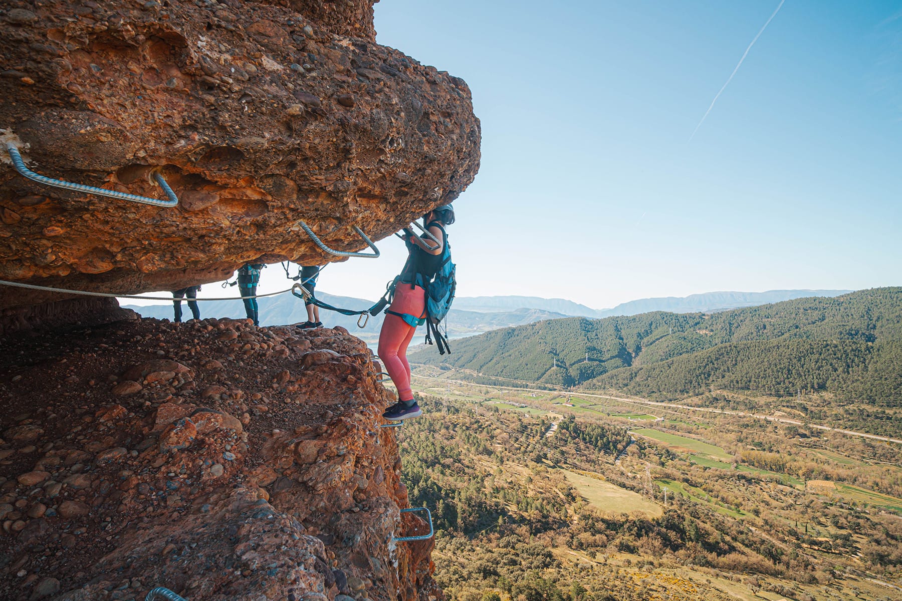 Vía Ferrata Roca Foradada en La Pobla de Segur, recorrido equipado con grapas y cable de seguridad sobre el paisaje del Pallars Jussà