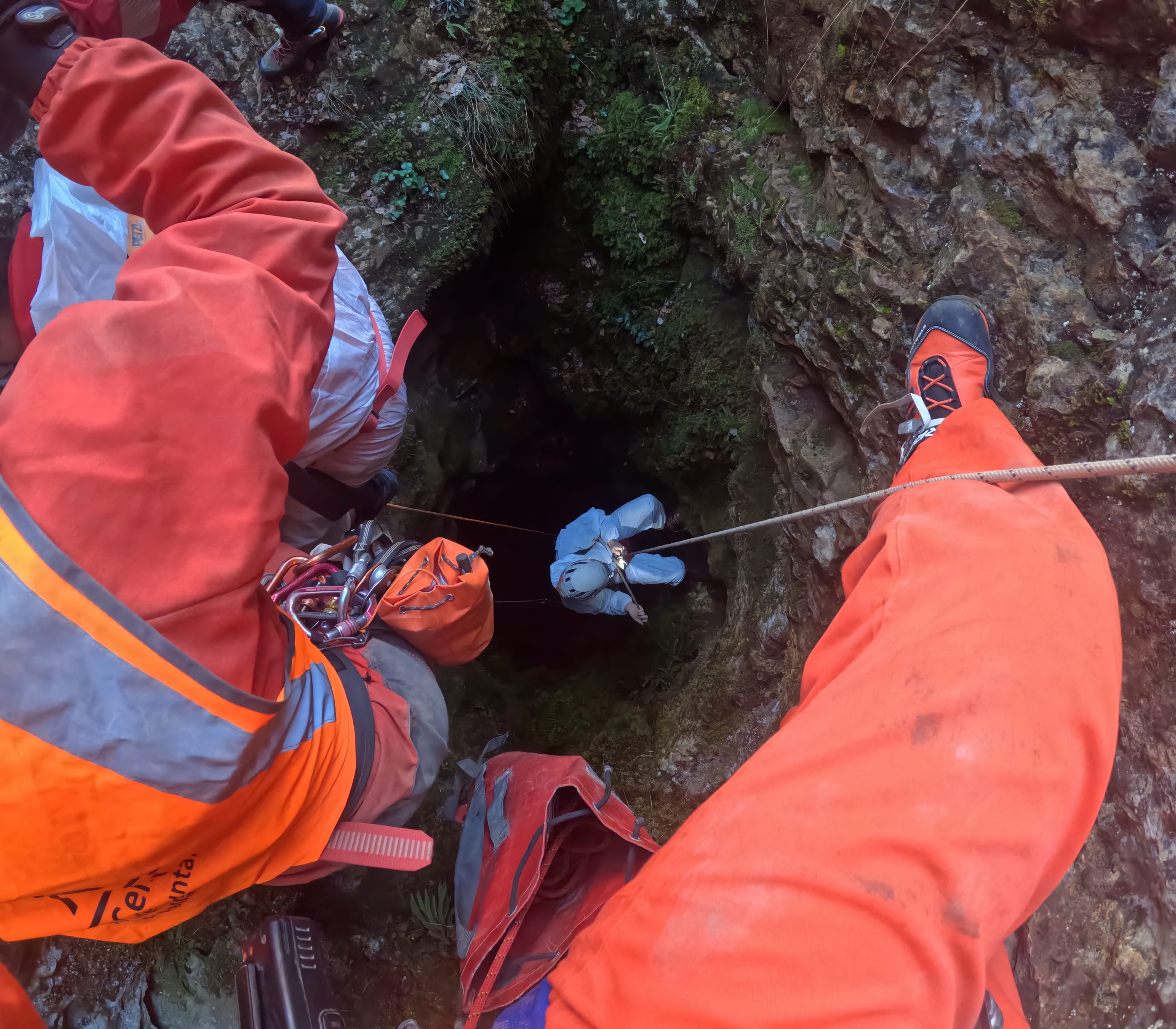 Espeleólogo descendiendo con cuerda por el pozo de entrada de la Sima Forat dels Diners