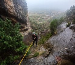 Participante descendiendo en rápel por el Barranco de Moró, barranco seco en Cataluña, en el Pallars Jussà