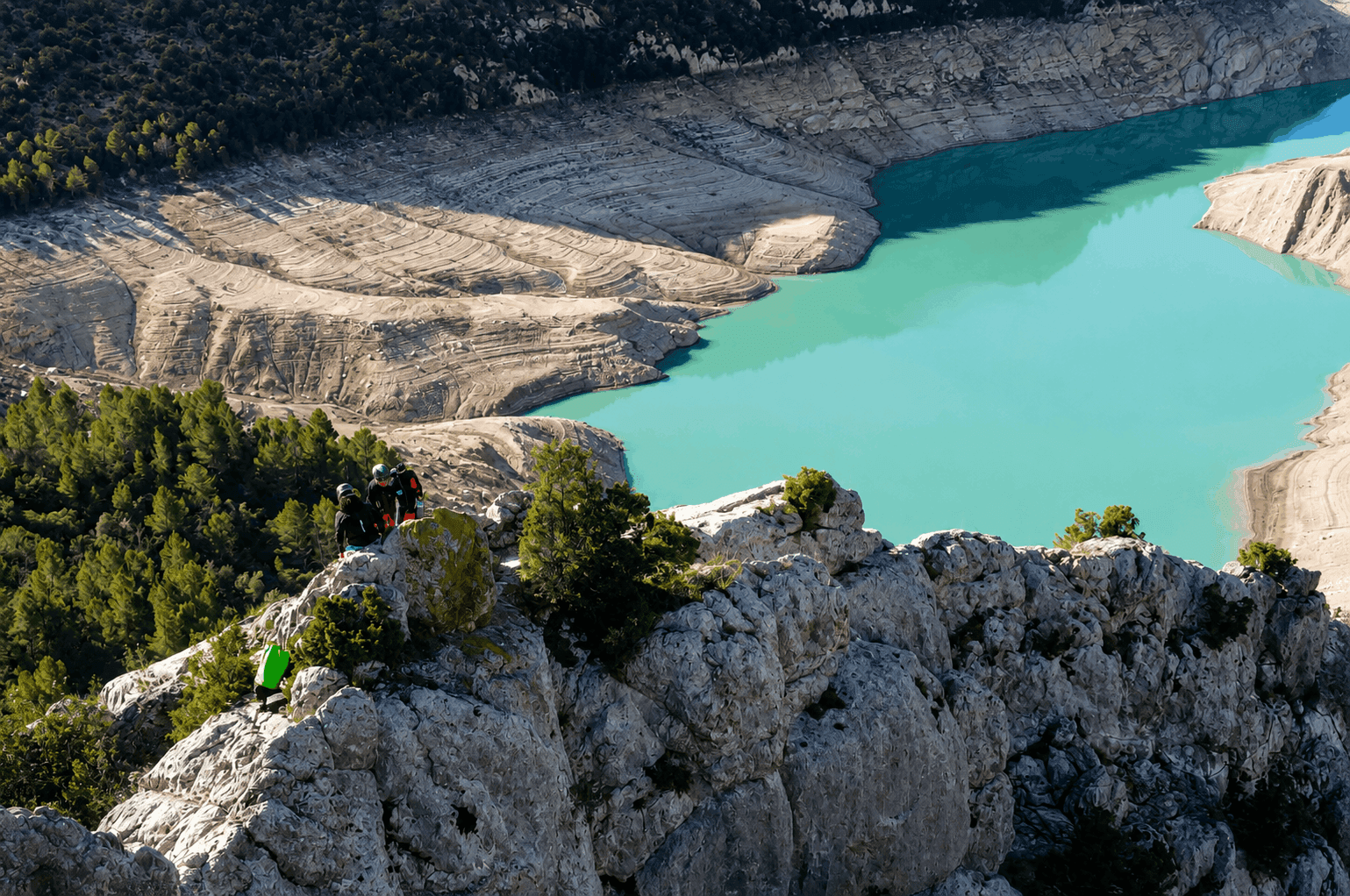 Participantes recorriendo las vías ferratas Telettubbies y Olmo Soler en La Pertusa, con vistas al embalse de Canelles y al Congost de Mont-rebei
