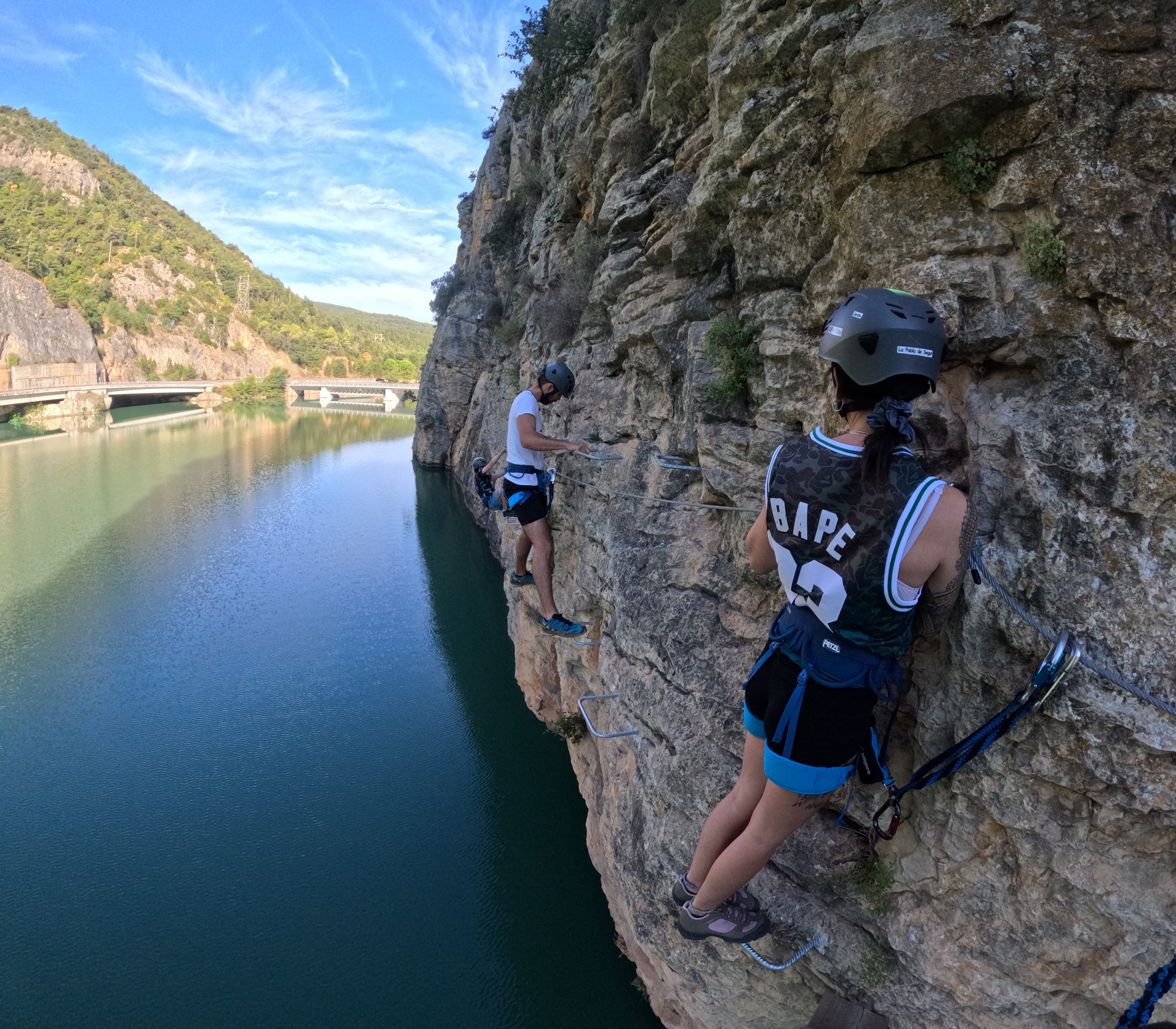 Participantes recorriendo la Vía Ferrata de Les Arcades en Terradets, con vistas al embalse y a las paredes del Congost de Terradets