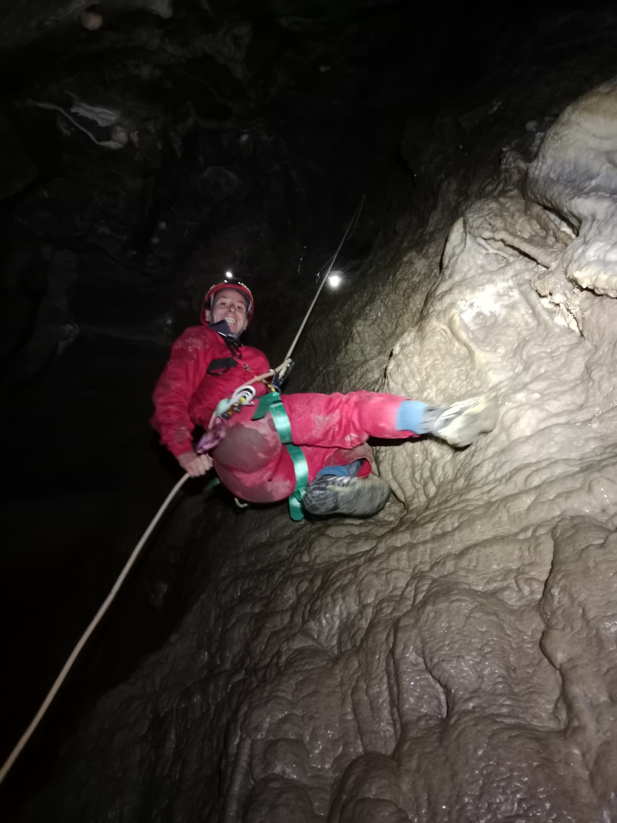 Rappelling inside Sima Tinc ca Tinc during a caving adventure
