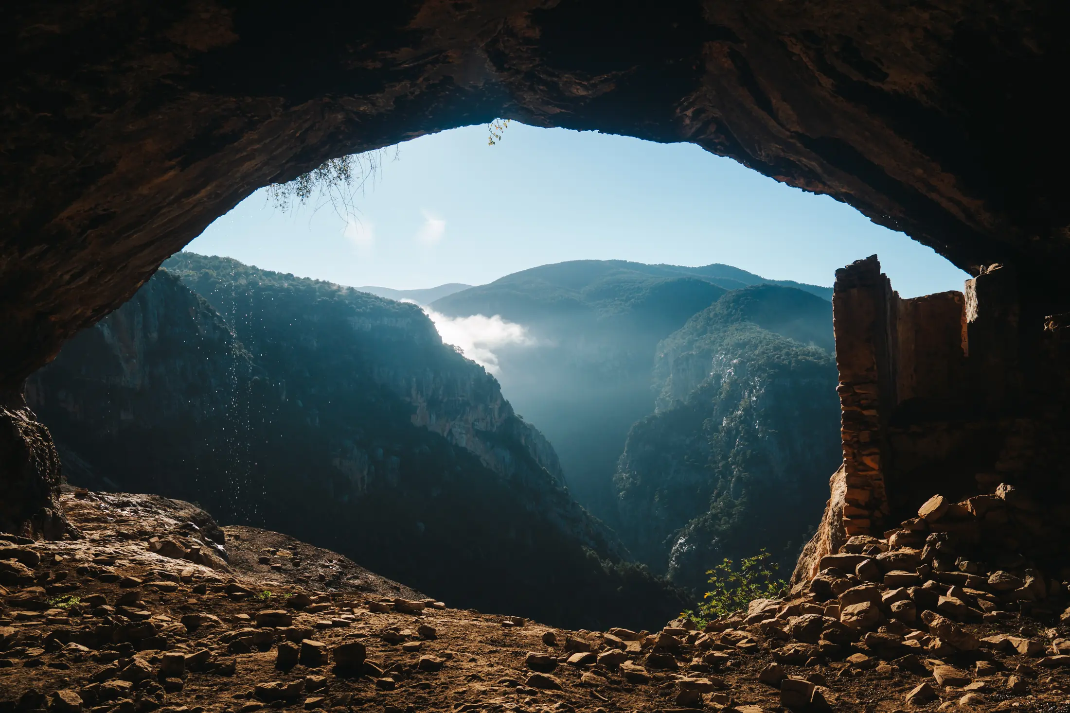 Vista de las montañas de Boumort desde el interior de un refugio rupestre