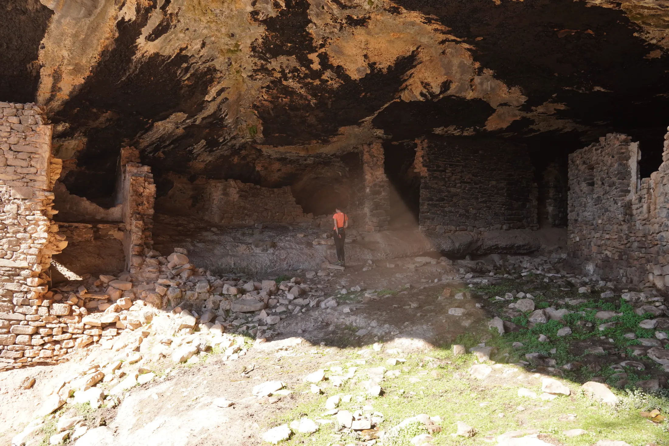 Restos de construcciones de piedra en un antiguo asentamiento de Boumort