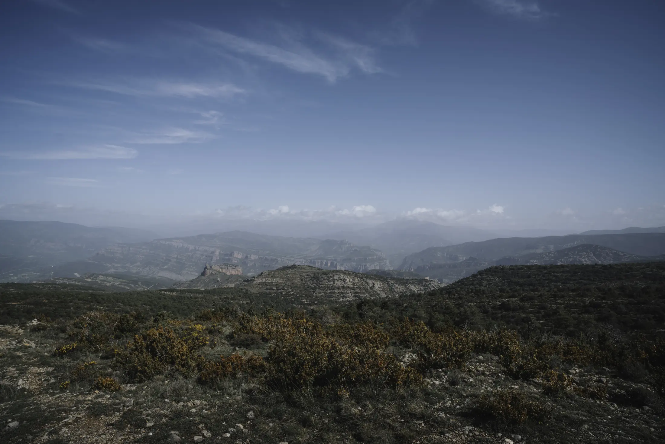 Amplia panorámica de montañas y valles en el entorno de la Reserva de Boumort