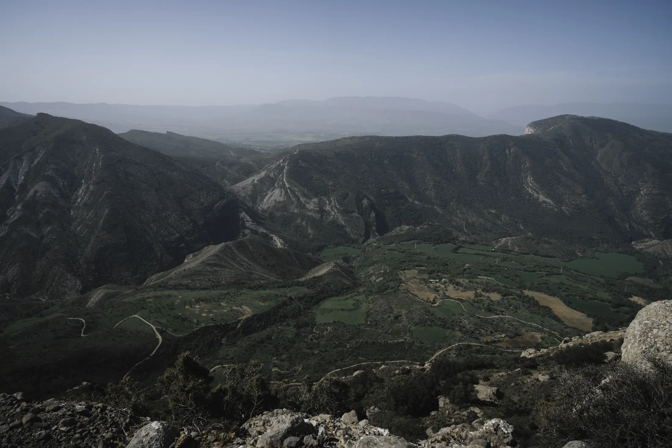 Relieve montañoso, valles y estratos rocosos de la Reserva de Boumort