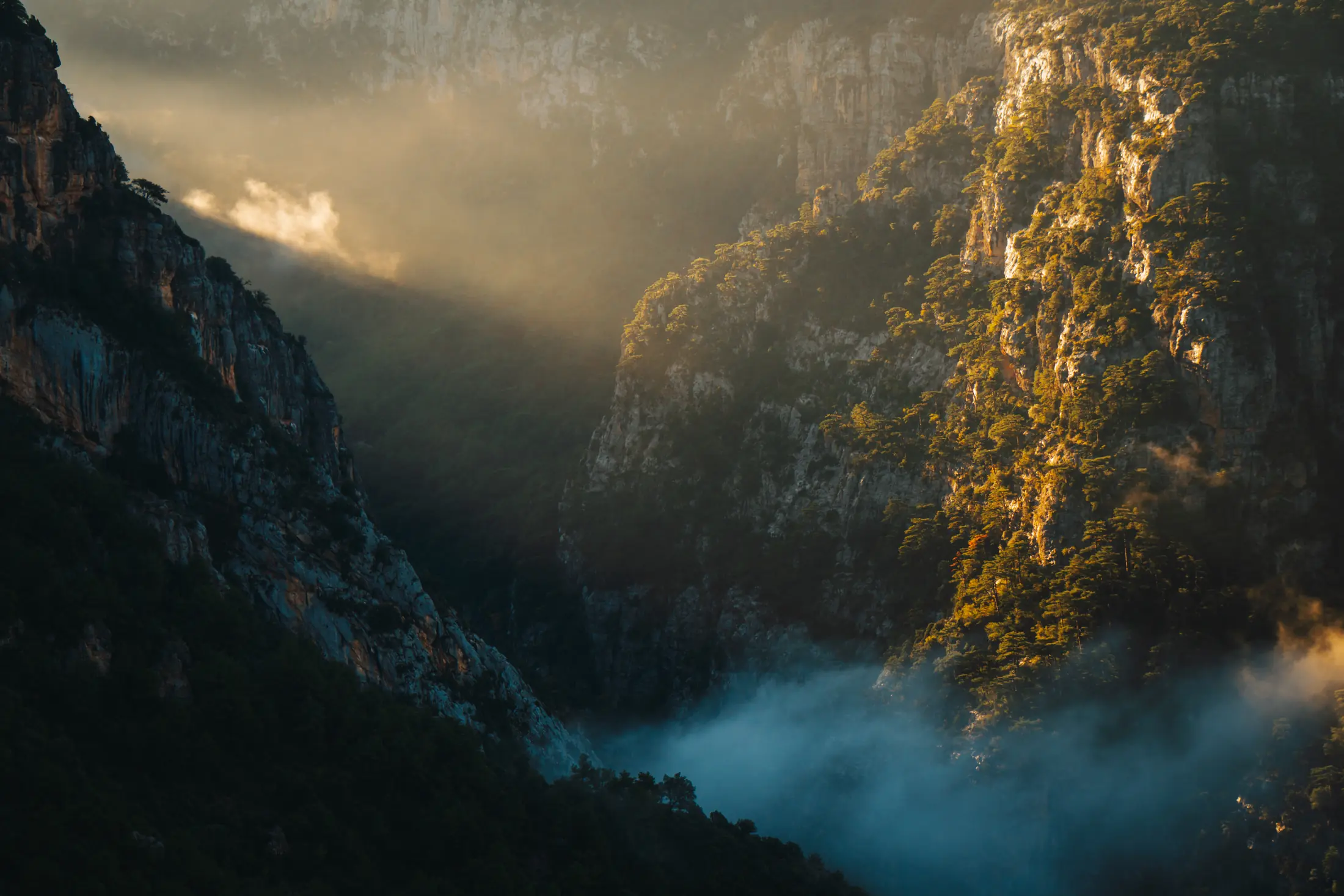 Desfiladero y montañas de Boumort iluminados por la luz del atardecer