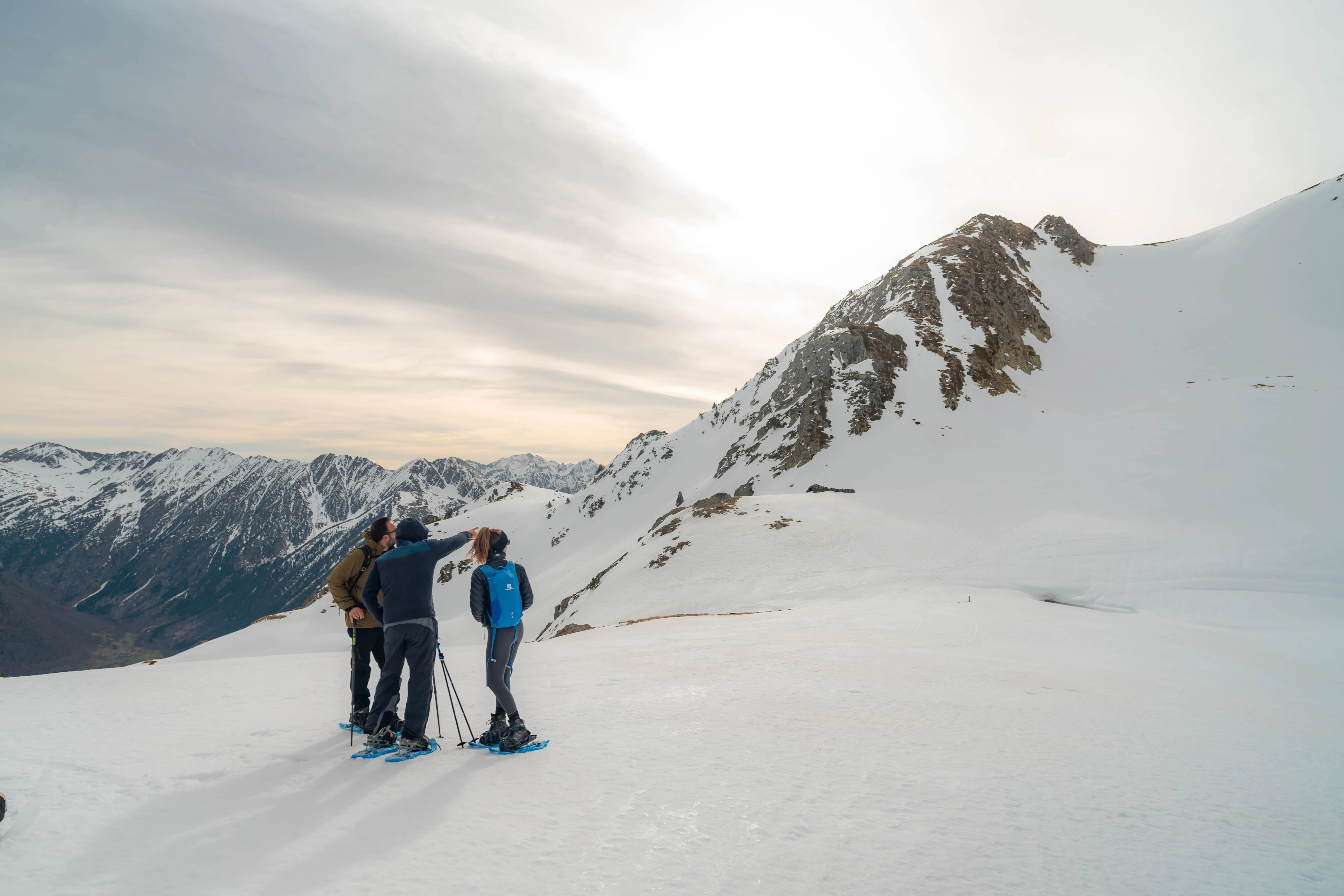 Excursionistas con raquetas rodeados de cumbres nevadas durante el ascenso al Pic de la Coma del Forn