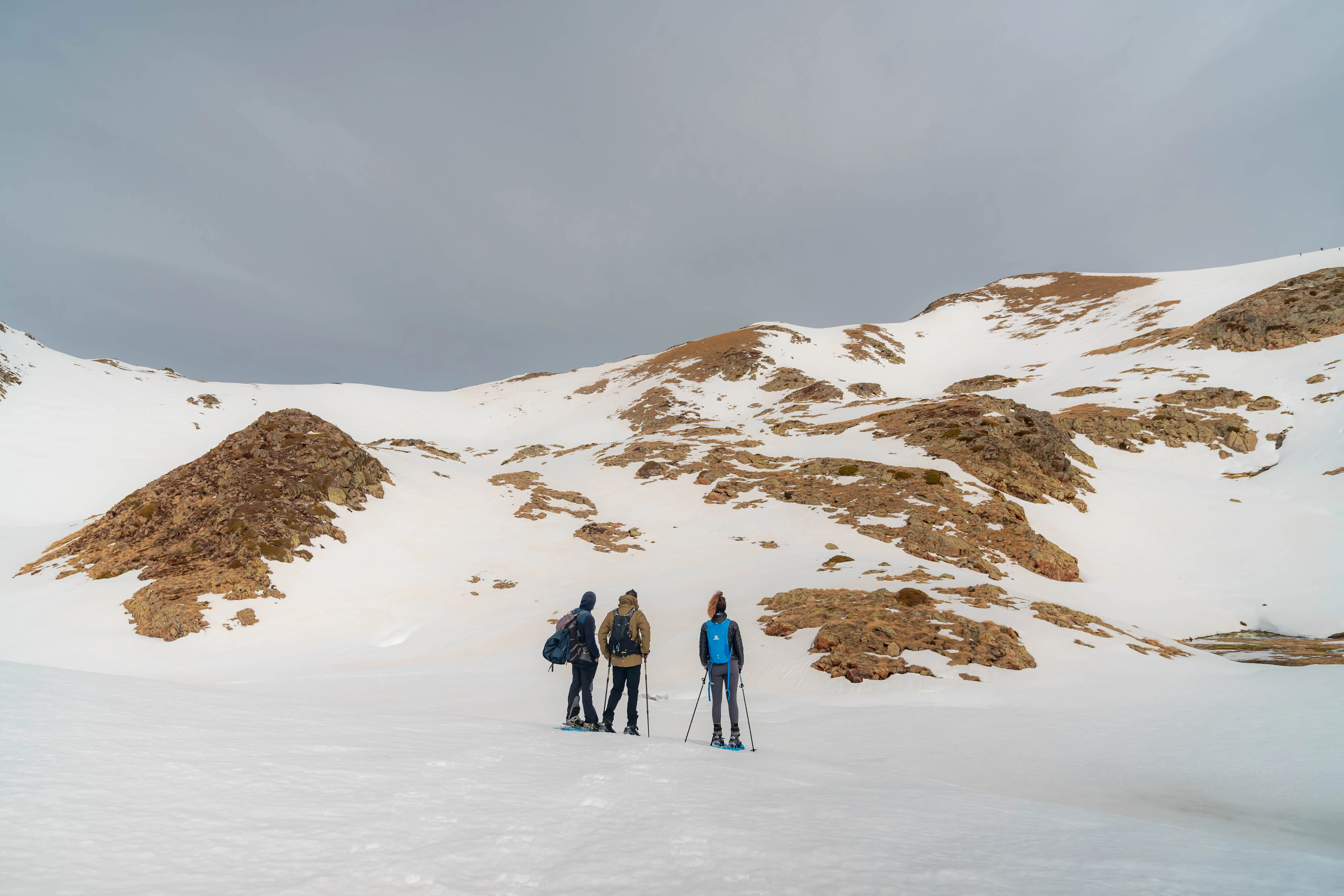 Excursionistas con raquetas ascendiendo entre laderas nevadas hacia el Pic de la Coma del Forn
