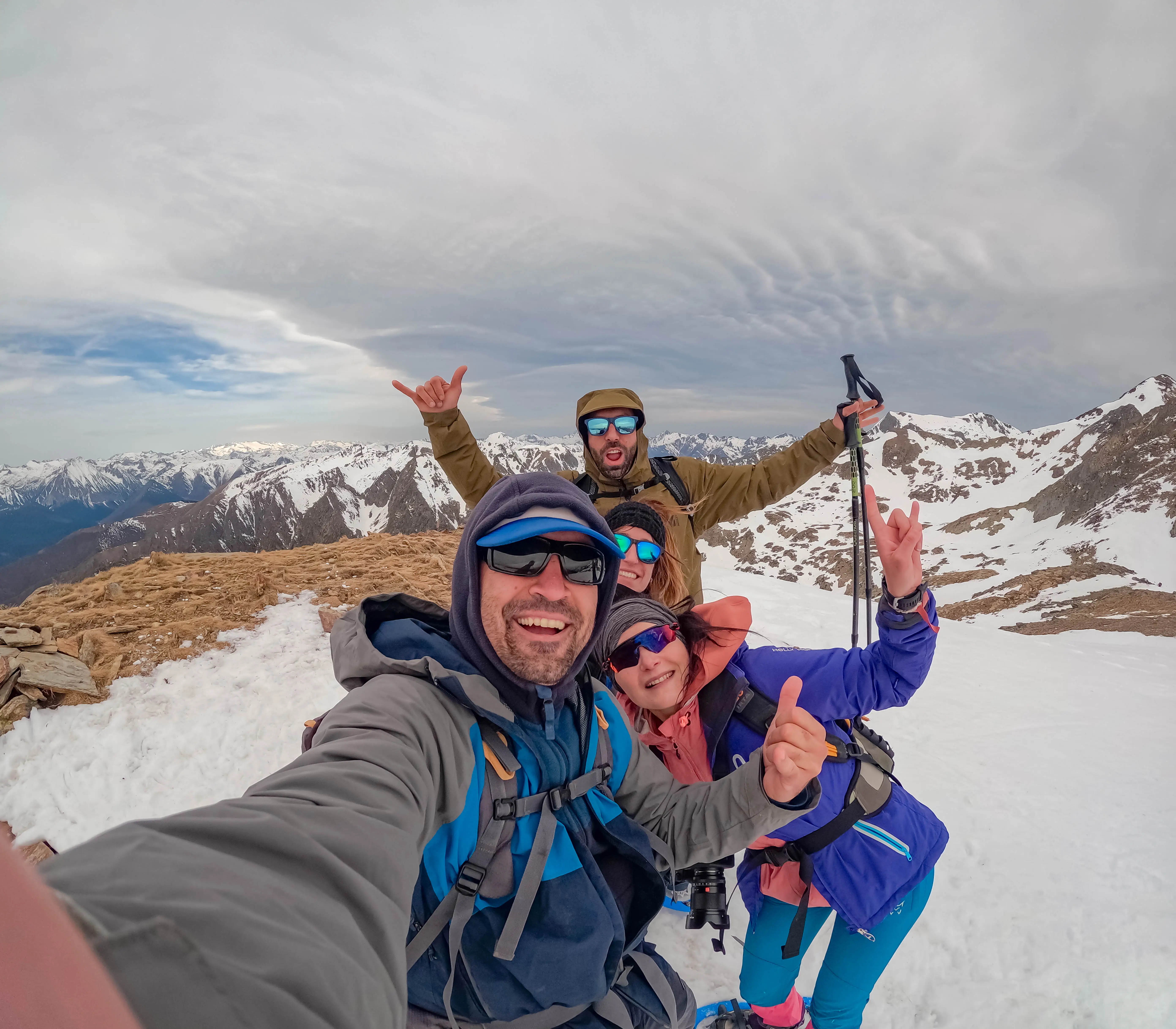Grupo de excursionistas con raquetas haciéndose un selfie en las montañas nevadas cerca del Pic de la Coma del Forn
