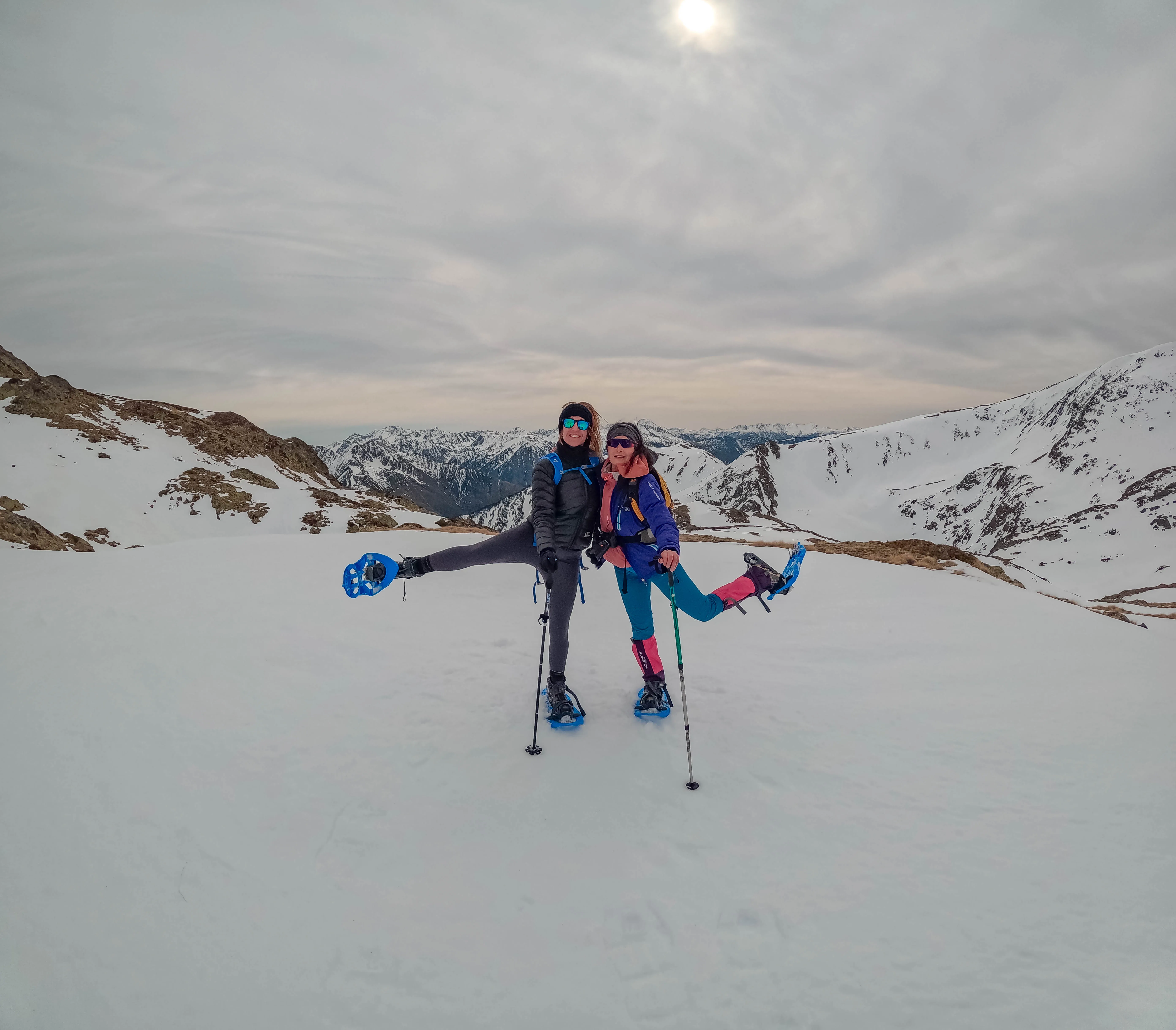 Grupo de excursionistas con raquetas haciéndose un selfie en las montañas nevadas cerca del Pic de la Coma del Forn