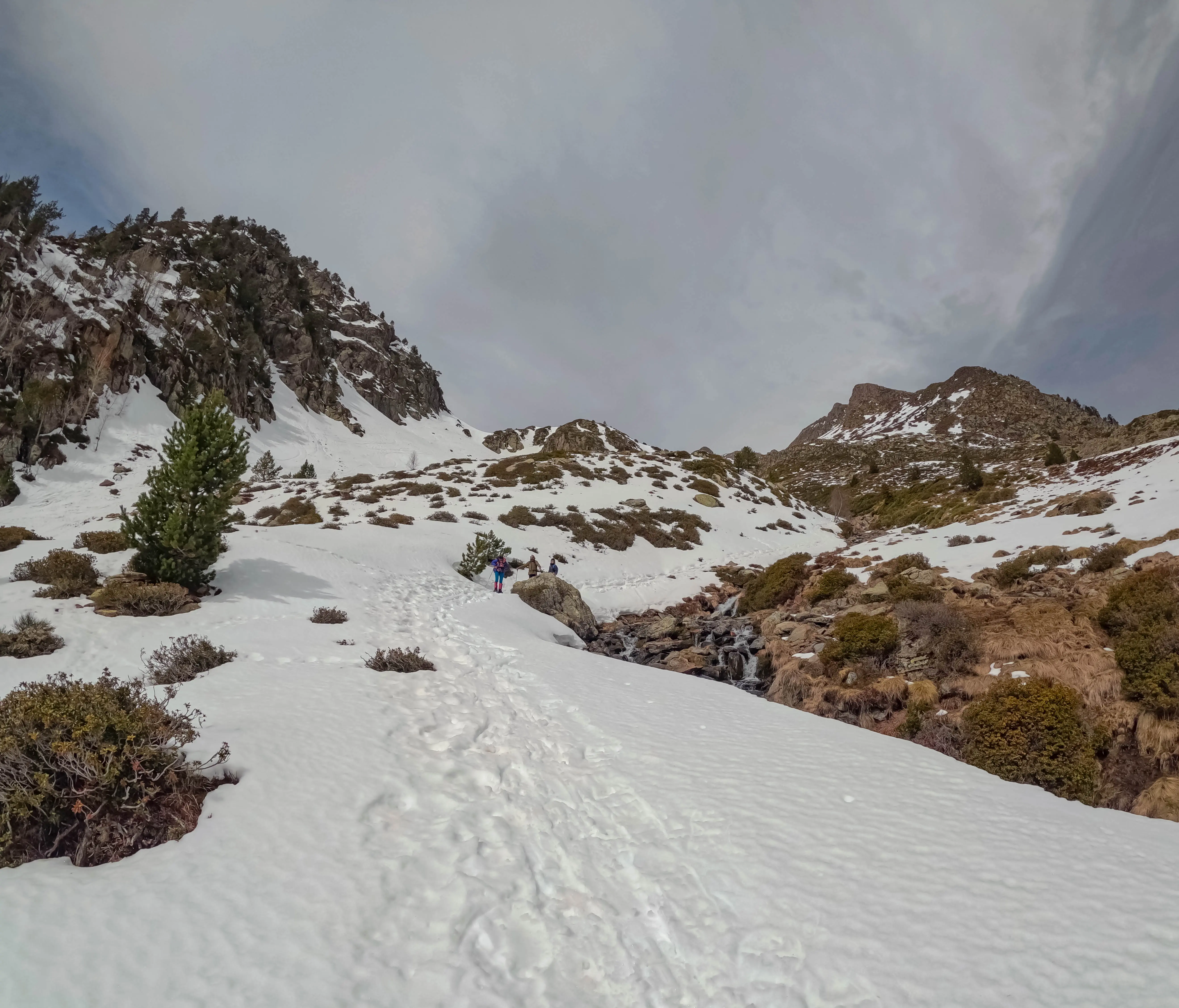 Cumbres rocosas y laderas de montaña cubiertas de nieve durante la ruta al Pic de la Coma del Forn