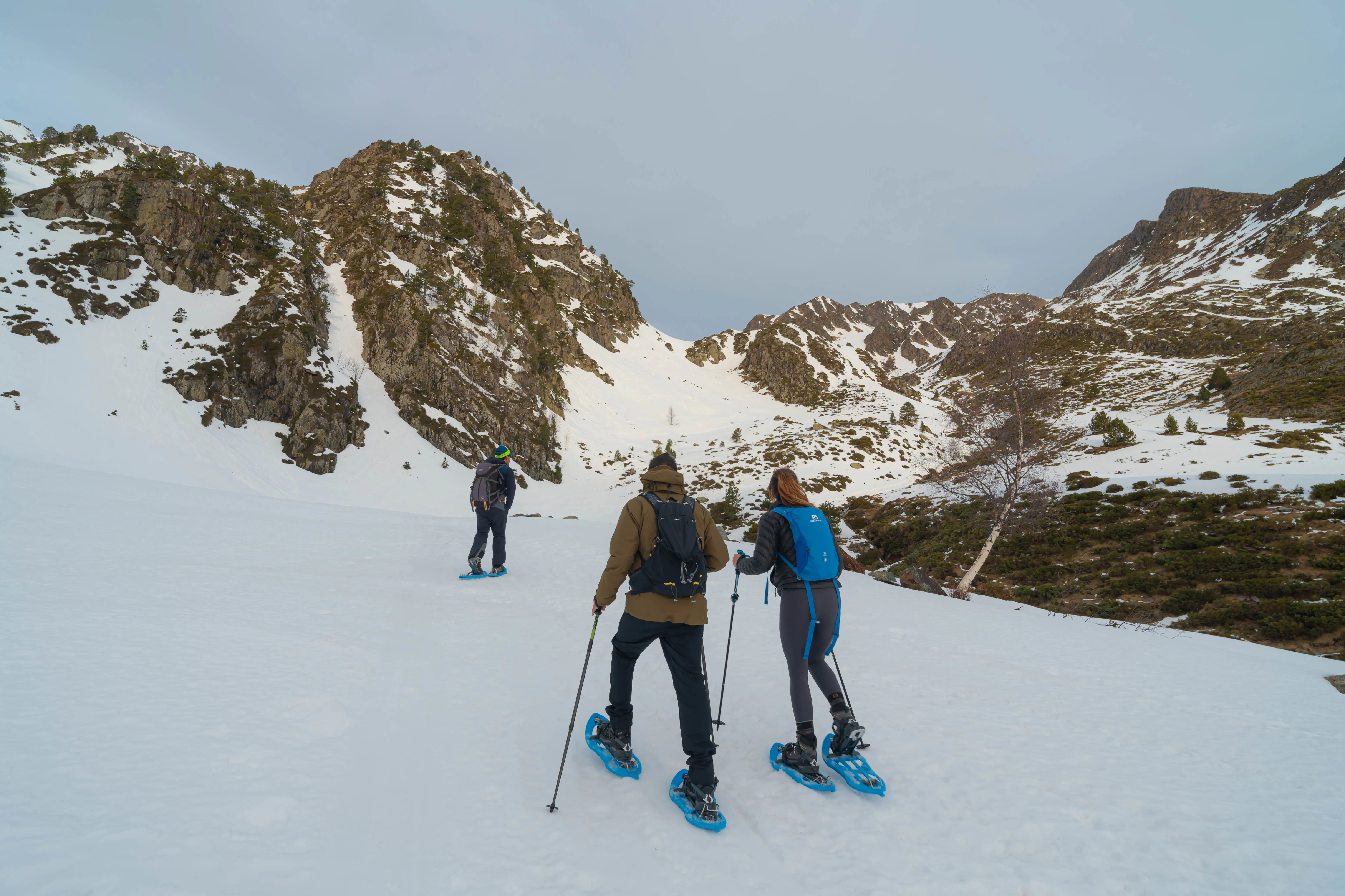 Excursionistas con raquetas en un paisaje de alta montaña durante el ascenso al Pic de la Coma del Forn