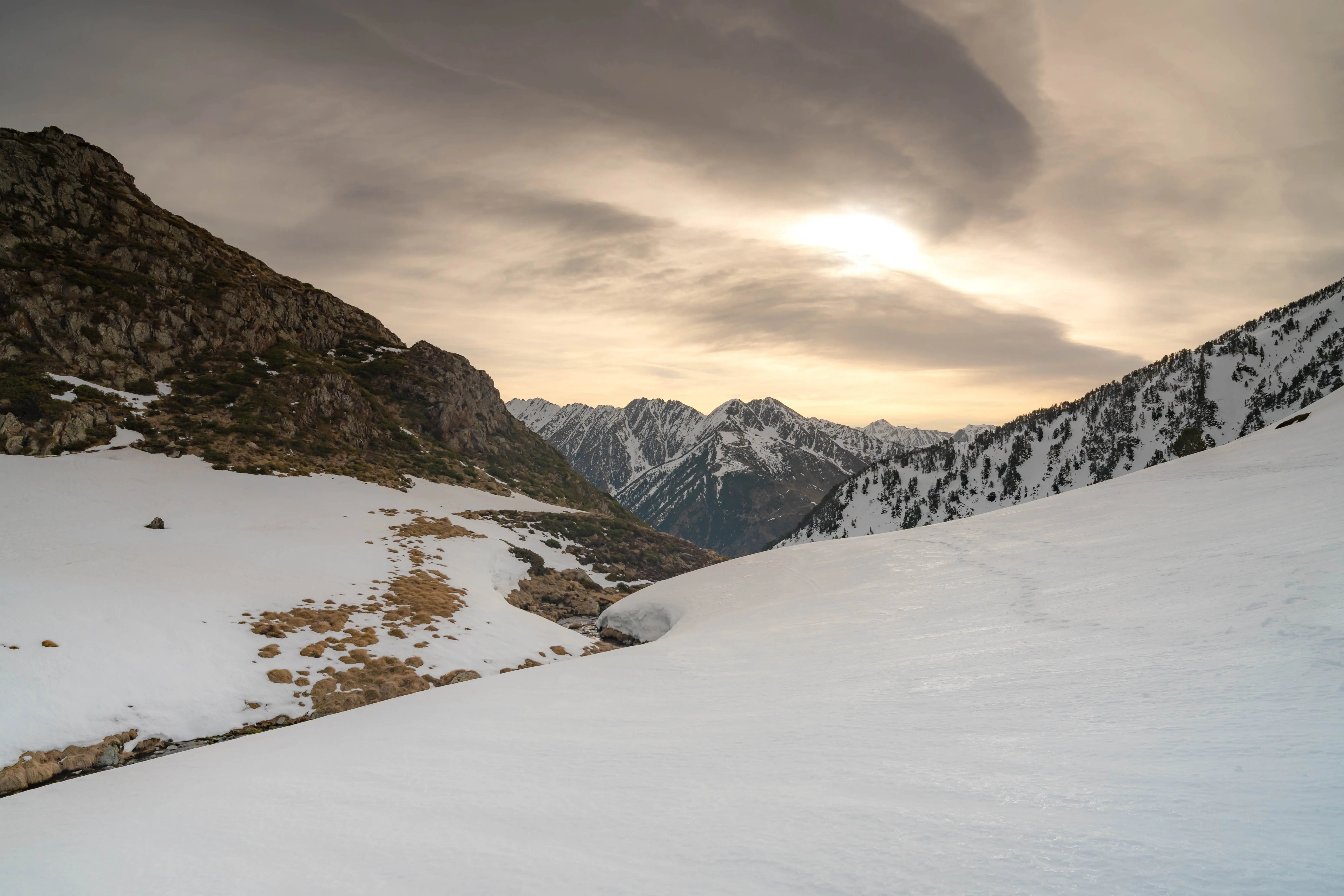 Valle de montaña cubierto de nieve al atardecer durante la ruta con raquetas al Pic de la Coma del Forn