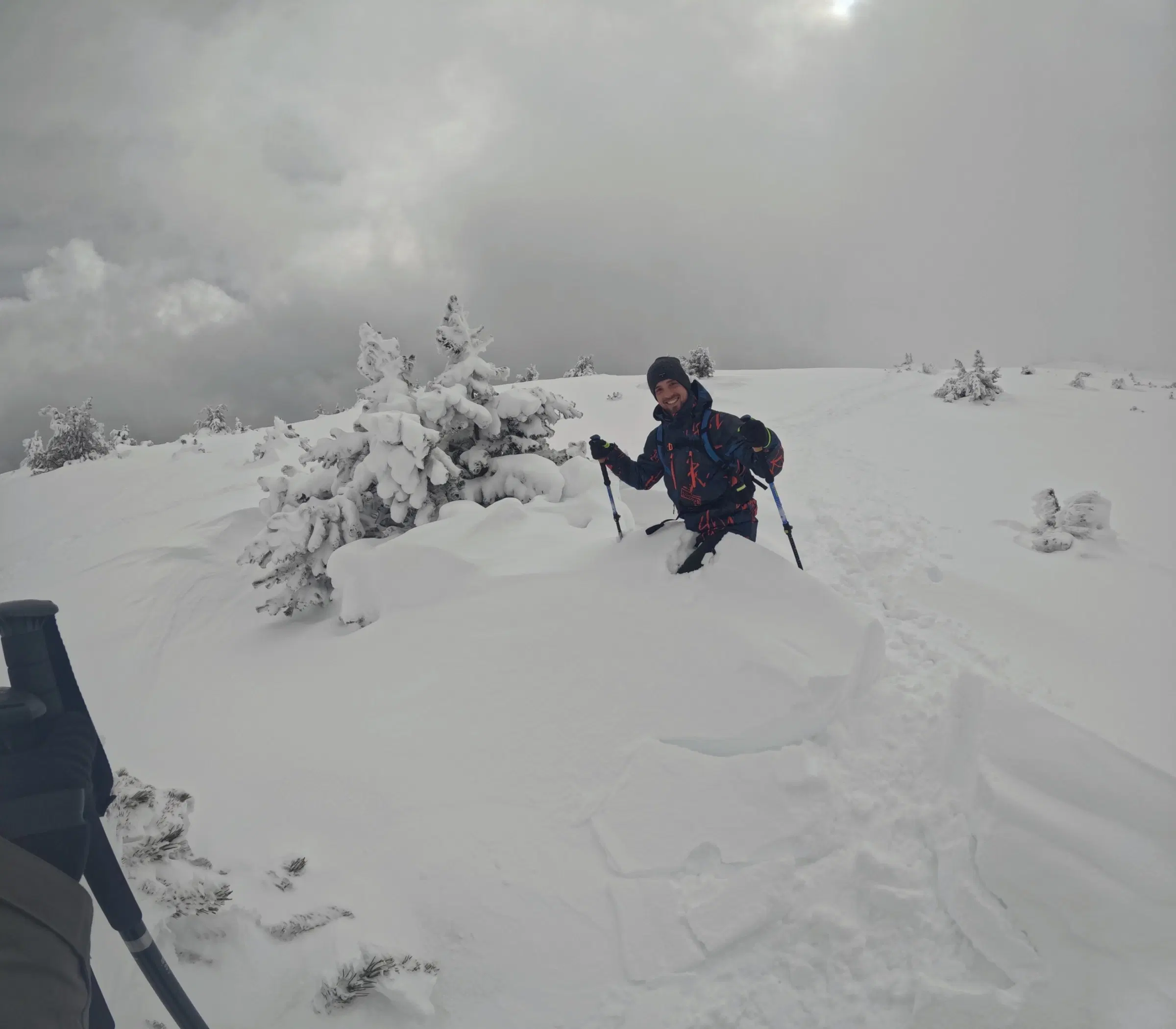 Ruta con raquetas de nieve desde Port Ainé hasta el Pic de l’Orri entre nieve profunda en un paisaje de alta montaña de los Pirineos catalanes