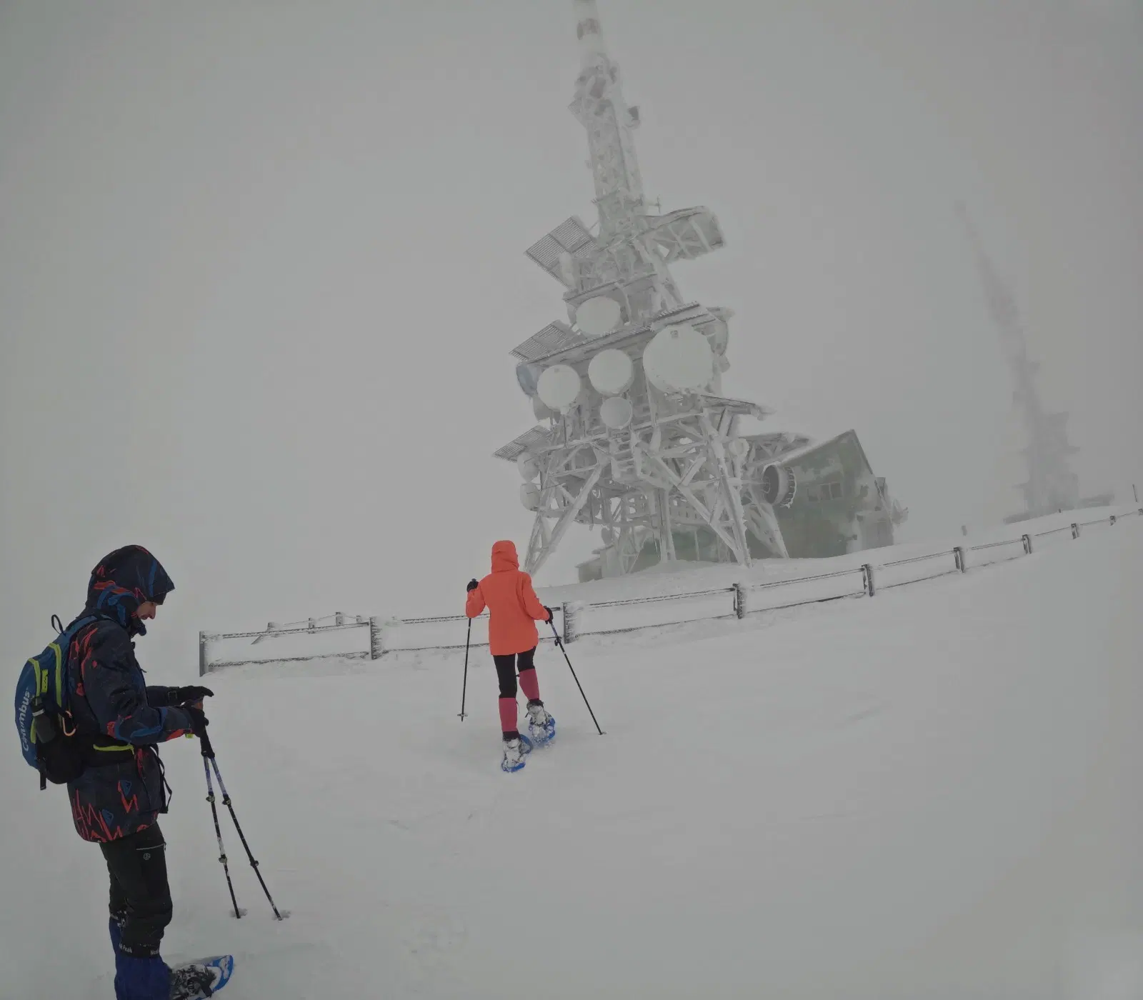 Ascenso con raquetas de nieve desde Port Ainé hasta el Pic de l’Orri cerca de las instalaciones de telecomunicaciones de la cima entre niebla densa y nieve