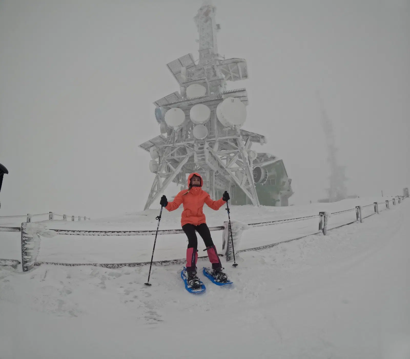 Ruta con raquetas de nieve desde Port Ainé hasta el Pic de l’Orri en la cima nevada con torres de telecomunicaciones cubiertas de hielo y niebla densa