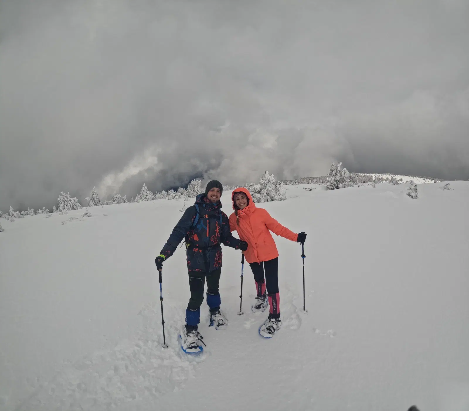 Ruta con raquetas de nieve desde Port Ainé hasta el Pic de l’Orri por un amplio paisaje nevado bajo un cielo de nubes intensas en los Pirineos catalanes