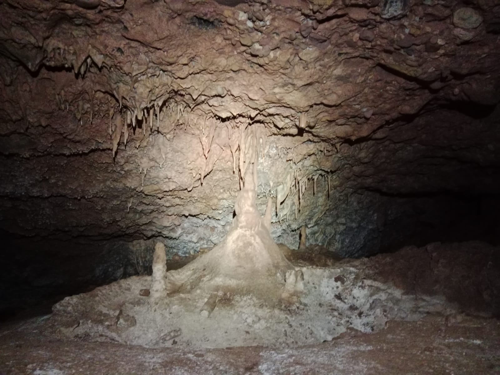 Estalactites i estalagmites formant columnes de calcita a l’interior de la Sima del Barbuxell