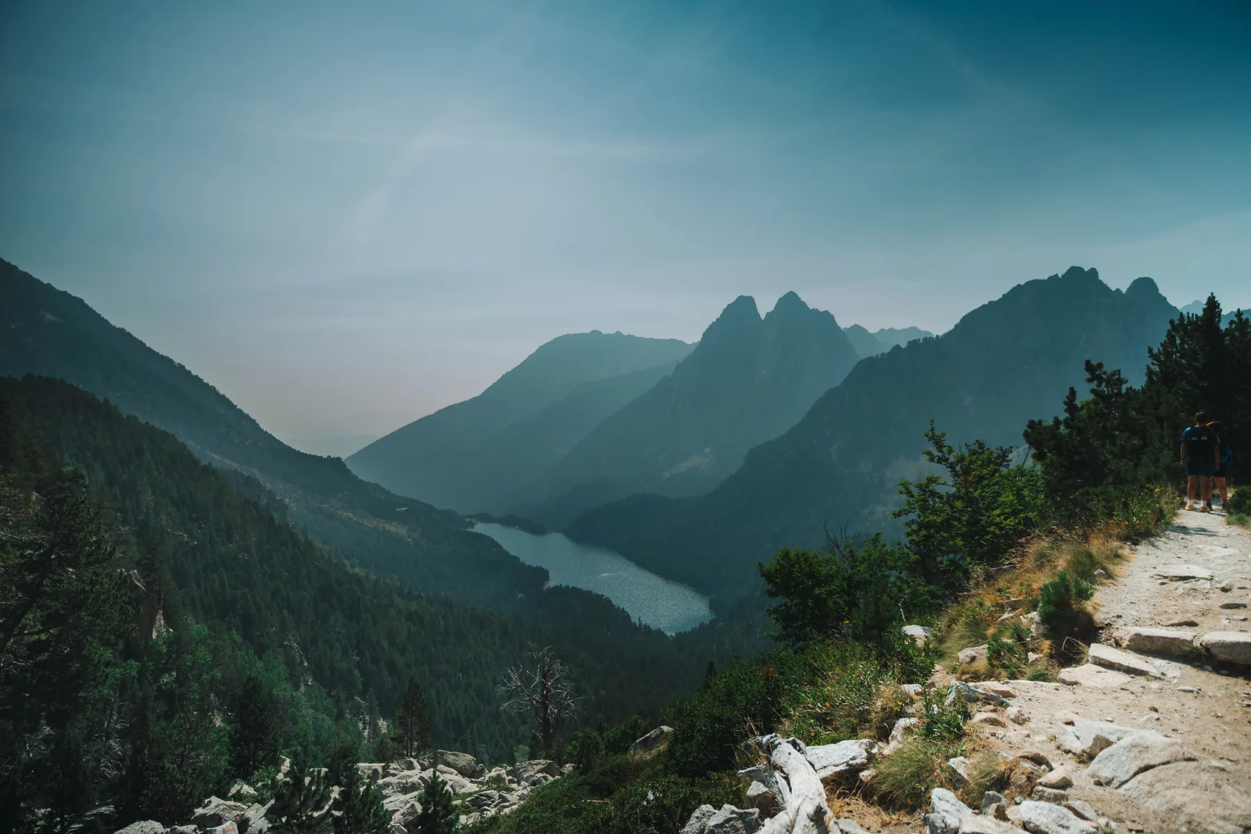 Estany de Sant Maurici con las montañas de Els Encantats al fondo.