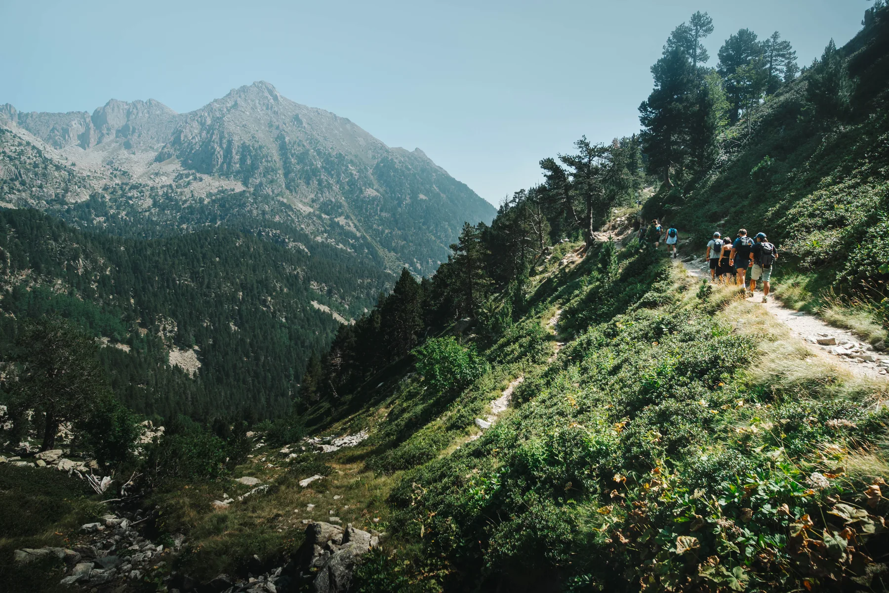 Relieve rocoso y paisaje de alta montaña en el Parque Nacional de Aigüestortes.