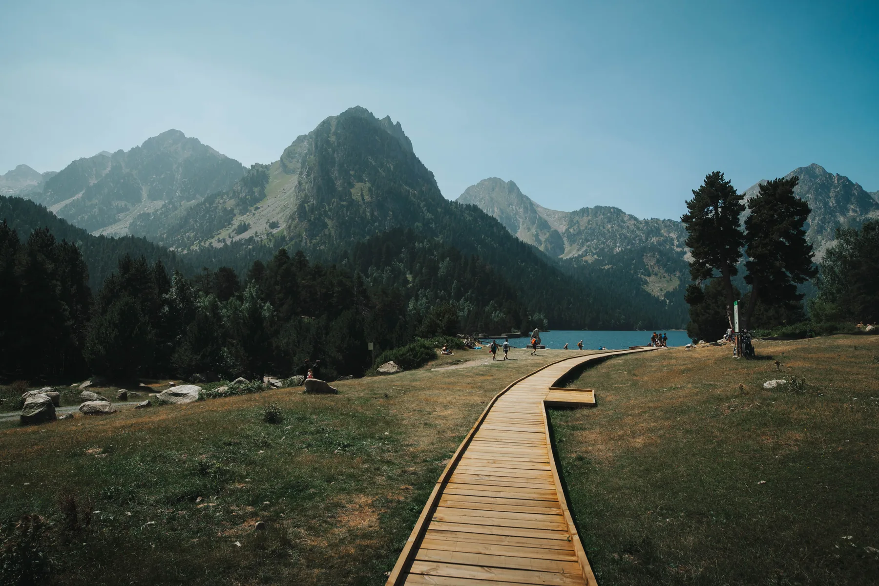 Pasarela de madera hacia un estany en el Parque Nacional de Aigüestortes.