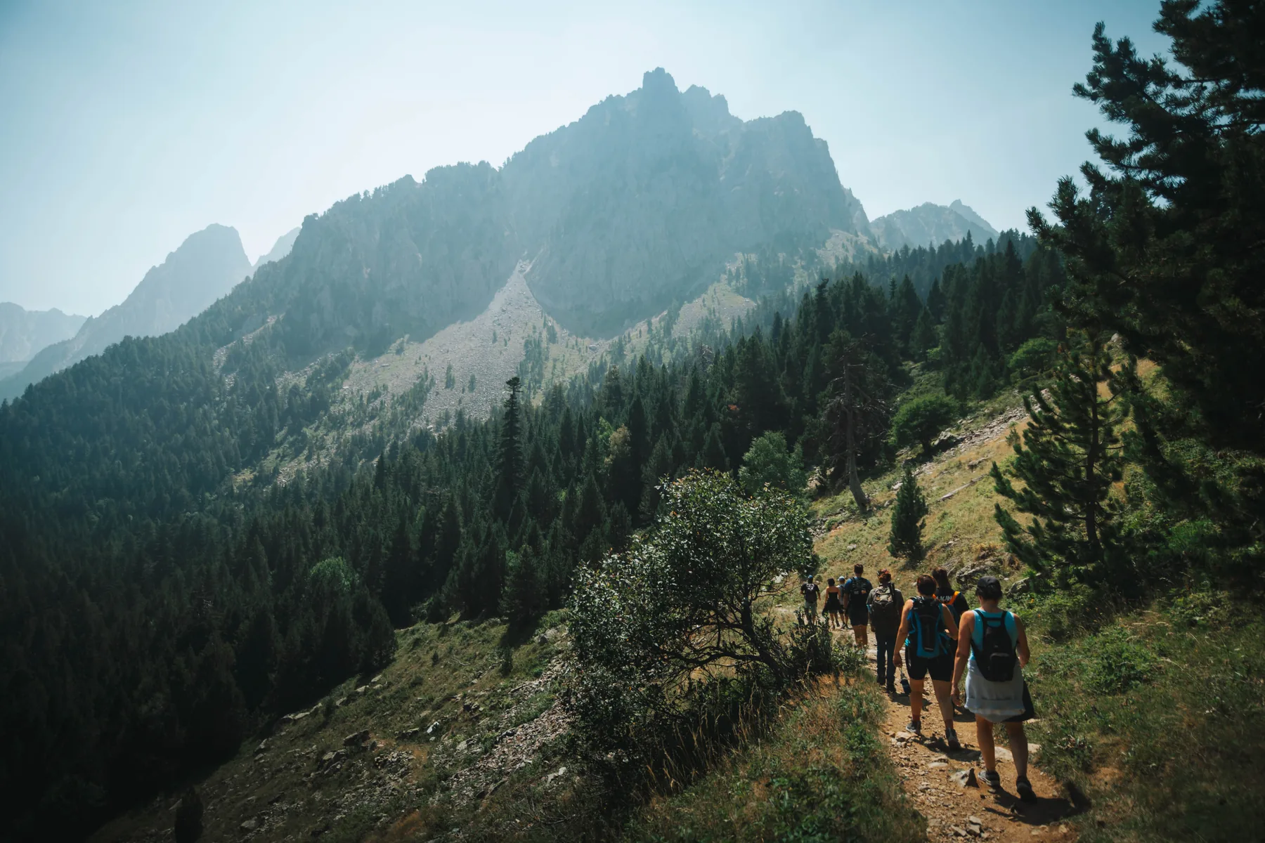 Grupo de senderistas caminando por un sendero de alta montaña en Aigüestortes.