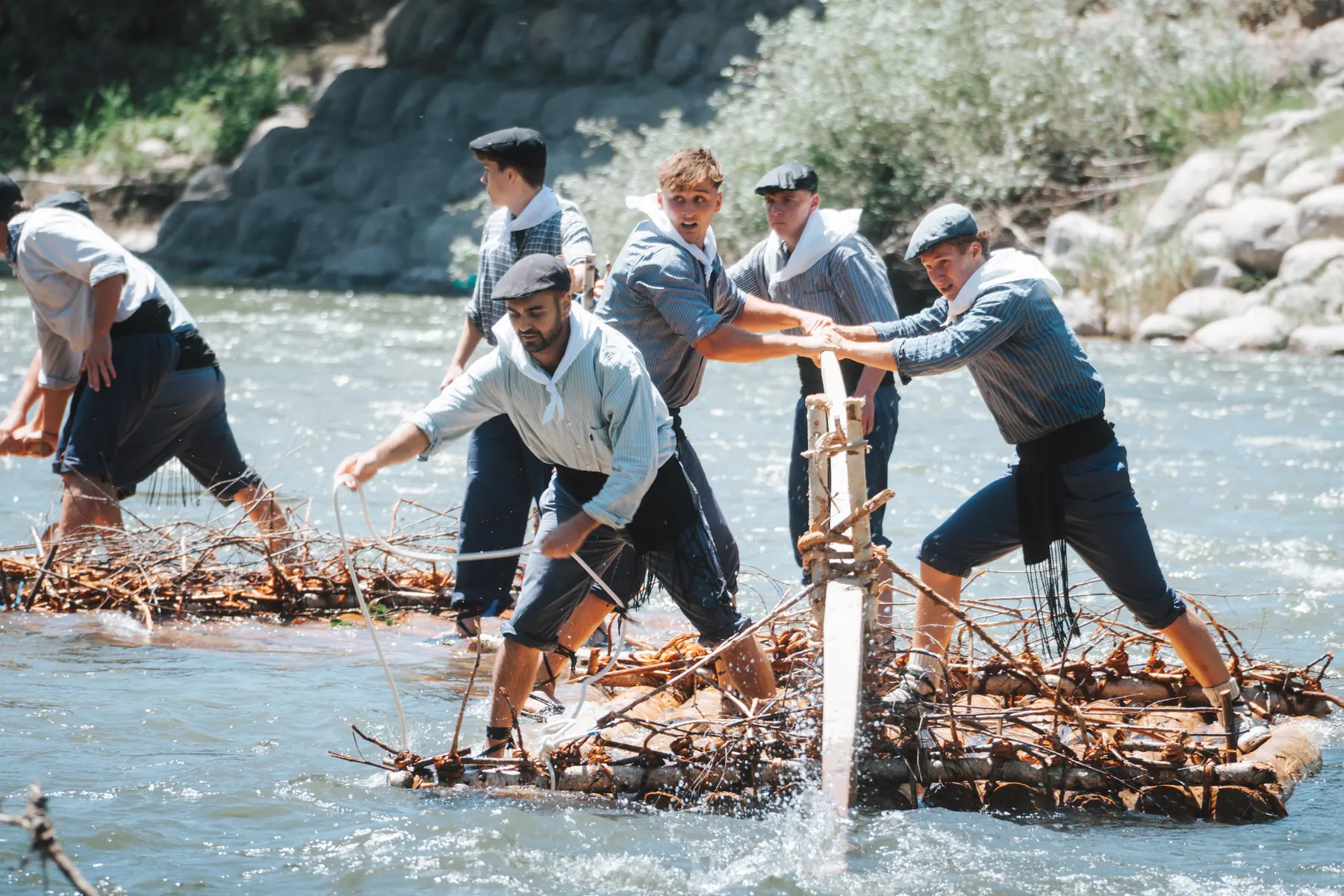 Qué hacer en La Pobla de Segur: tradicional baixada dels raiers por el río Noguera Pallaresa, una fiesta que recupera el antiguo oficio de los almadieros.