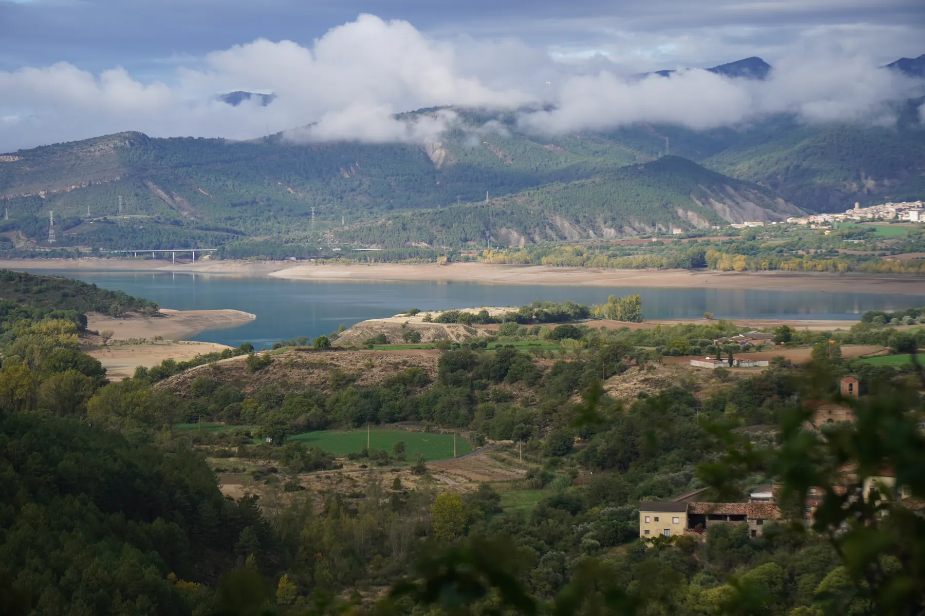 Qué hacer en La Pobla de Segur: vistas panorámicas del embalse de Sant Antoni rodeado de montañas en el Pallars Jussà.