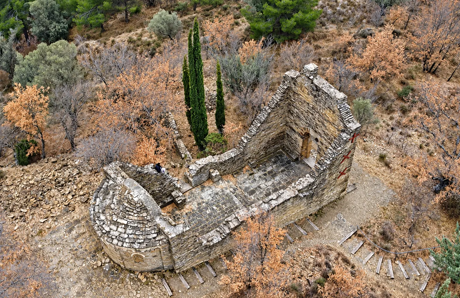 Qué hacer en La Pobla de Segur: vista aérea de las ruinas de la ermita de Sant Miquel del Puig, rodeada de naturaleza en el Pallars Jussà.
