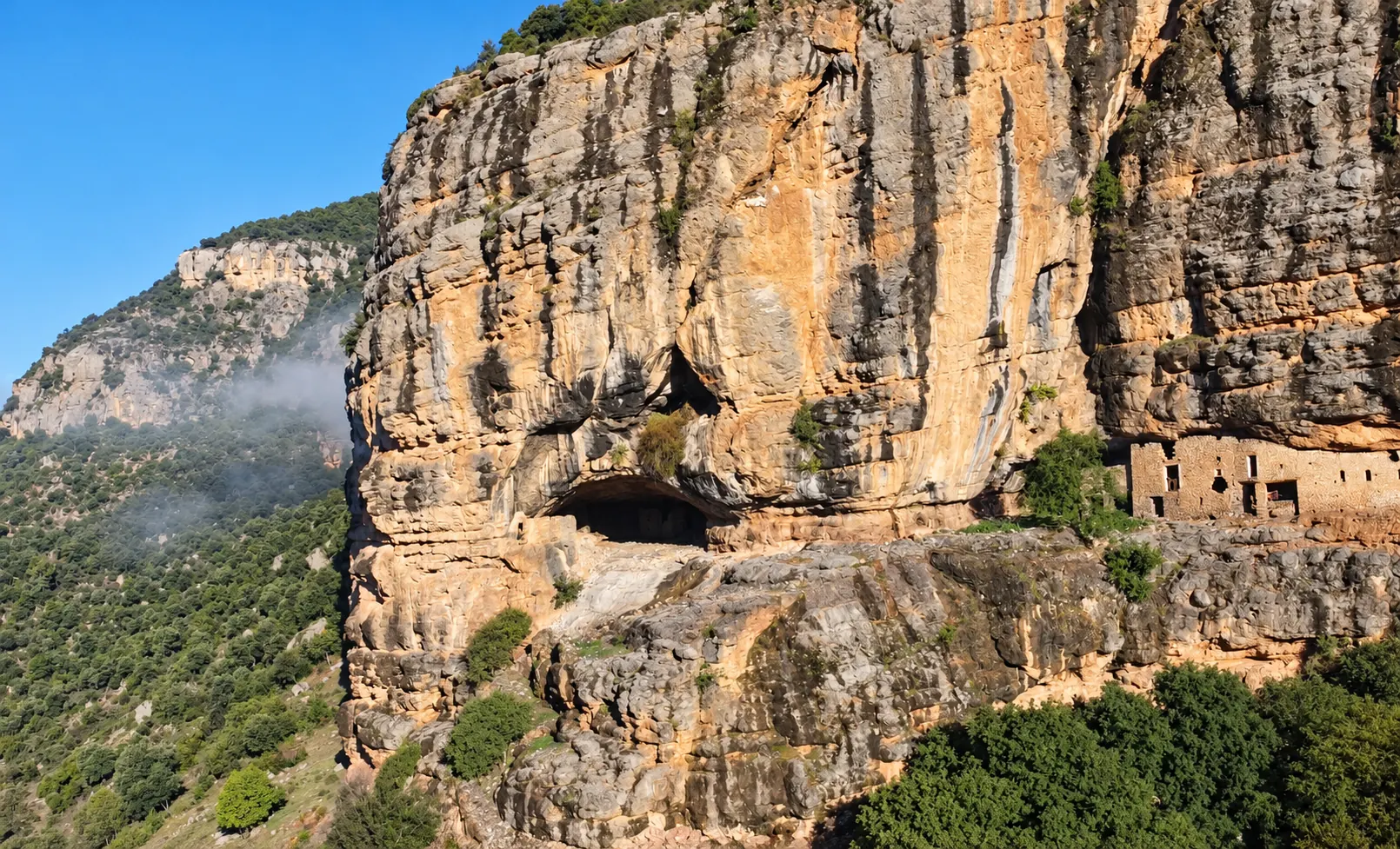 Qué hacer en La Pobla de Segur: descubrir Espluga de Cuberes, un antiguo asentamiento construido bajo los impresionantes acantilados del Pallars.