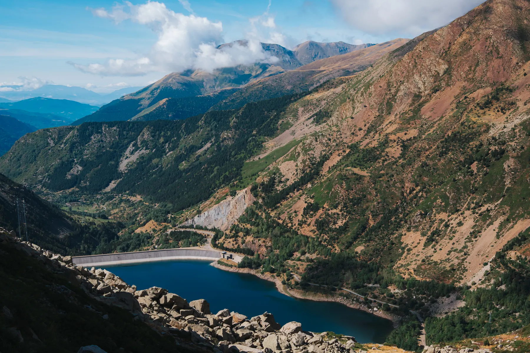 Qué hacer en La Pobla de Segur: vistas panorámicas del embalse de Sallente, rodeado de montañas en la Vall Fosca, en los Pirineos de Lleida.