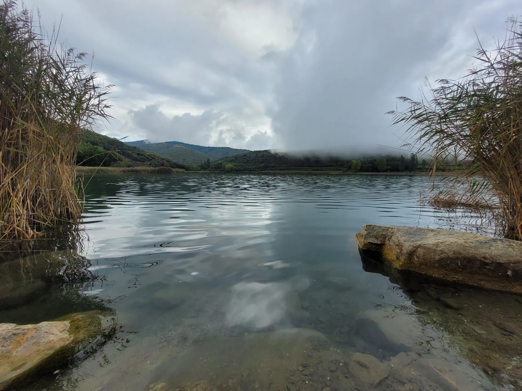Qué hacer en La Pobla de Segur: visitar el Estany de Montcortès, un lago natural rodeado de vegetación y montañas en el Pallars Sobirà.