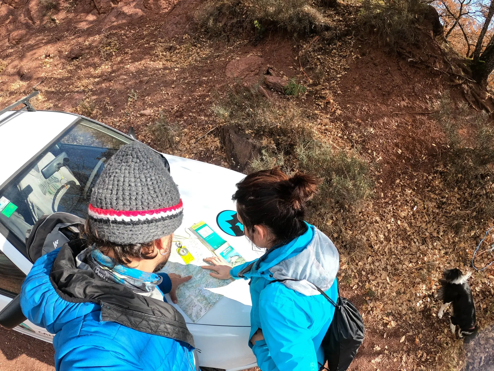 Actividad de orientación en los Pirineos con mapa y brújula antes de comenzar el recorrido