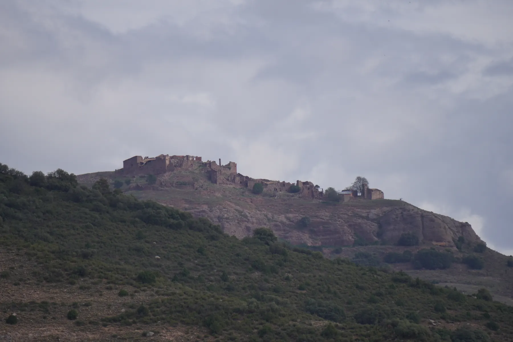 Qué hacer en La Pobla de Segur: vistas del pueblo abandonado de Montsor, con sus antiguas construcciones de piedra sobre una colina del Pallars Jussà.