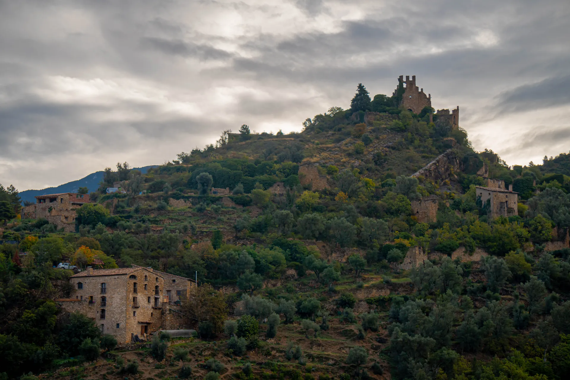 Aramunt Vell, uno de los pueblos abandonados en Cataluña, sobre una colina del Pallars Jussà