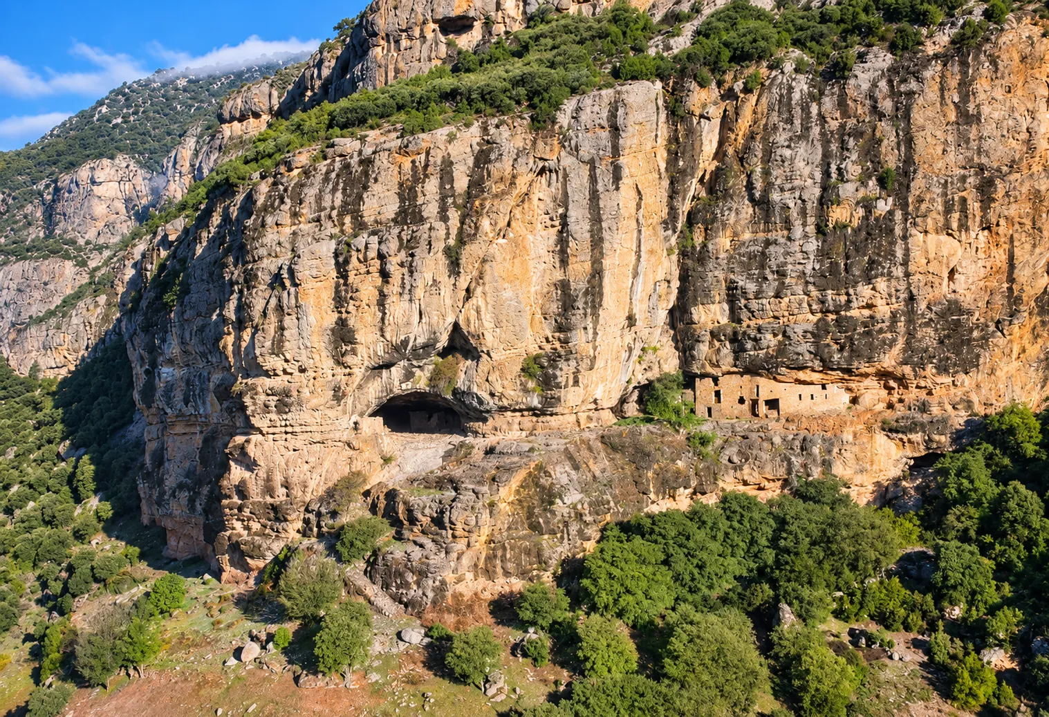 Espluga de Cuberes, uno de los pueblos abandonados en Cataluña, bajo la pared rocosa de la sierra de Cuberes
