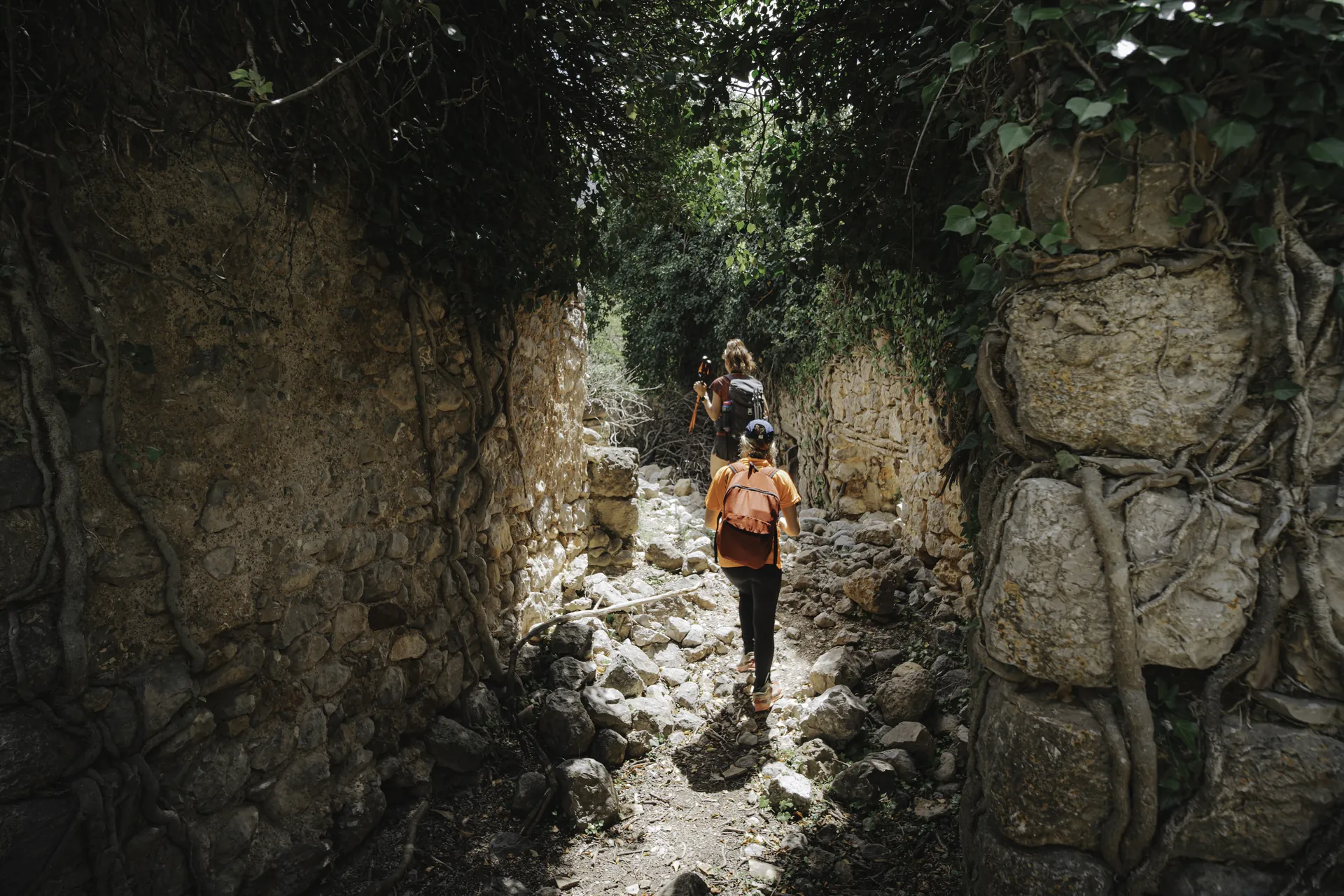 Senderistas entre las ruinas de Herba Savina, uno de los pueblos abandonados en Cataluña