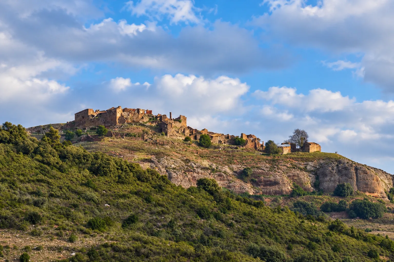 Montsor, uno de los pueblos abandonados en Cataluña, sobre las montañas del Pallars Jussà