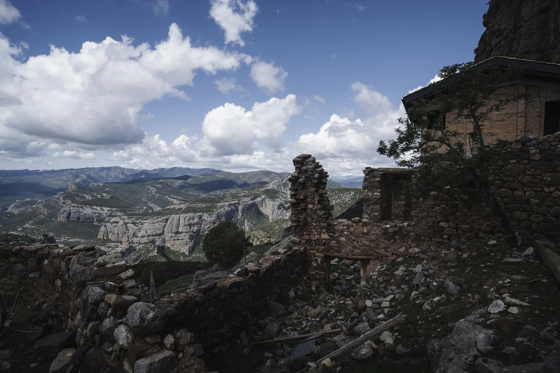 Ruinas de Solduga, uno de los pueblos abandonados en Cataluña, con vistas al paisaje del Pallars
