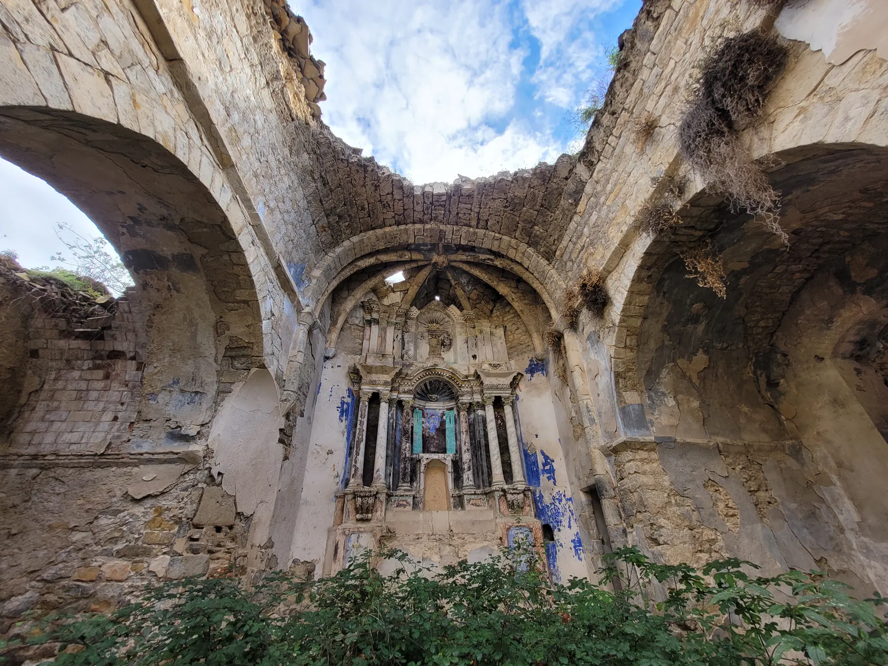 Qué hacer en La Pobla de Segur: visitar las ruinas de la iglesia de Sant Fructuós de Aramunt Vell, con su antiguo altar y arcos de piedra.