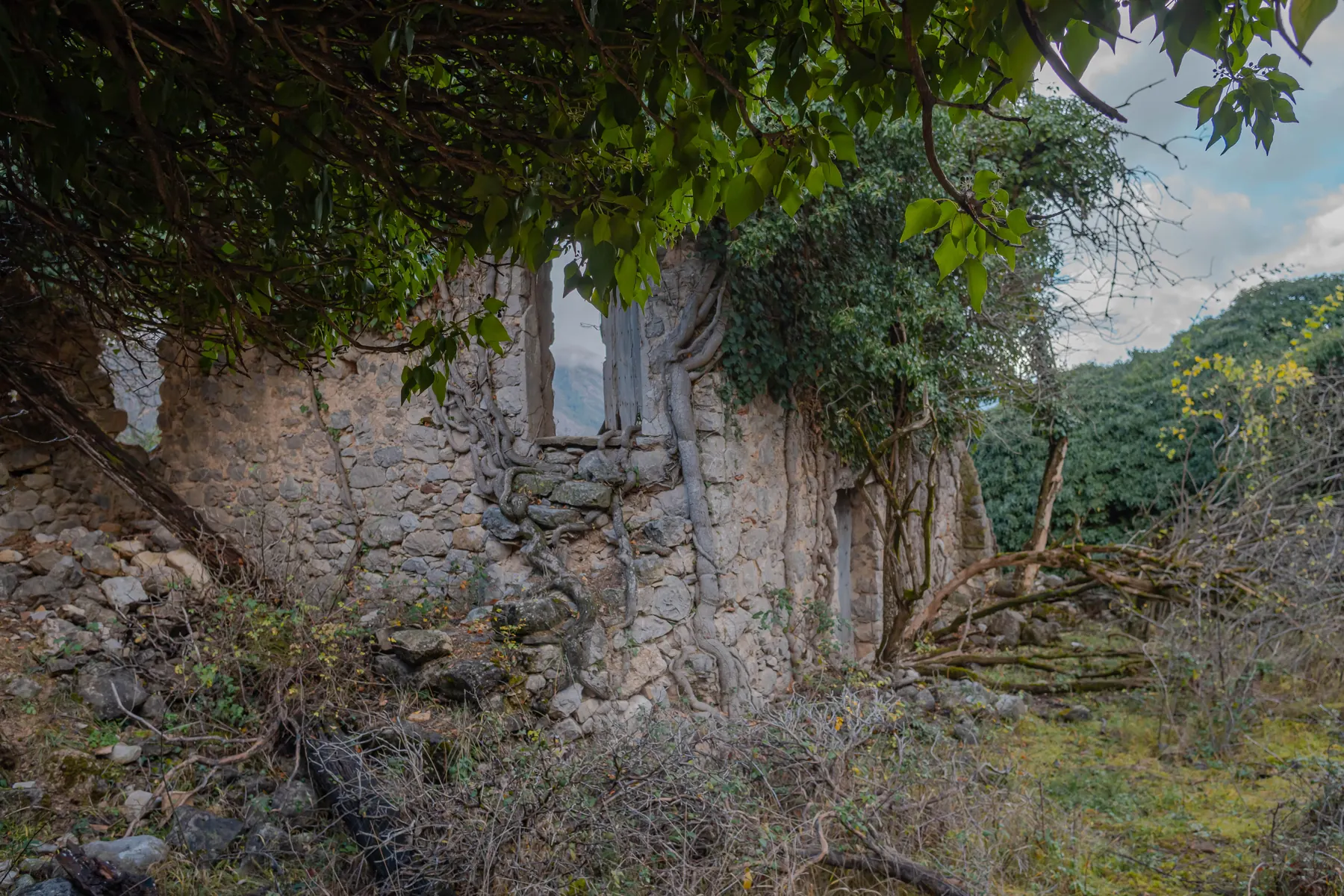 Qué hacer en La Pobla de Segur: ruta de senderismo Herba Savina entre antiguas casas de piedra abandonadas y vegetación del Pallars Jussà.