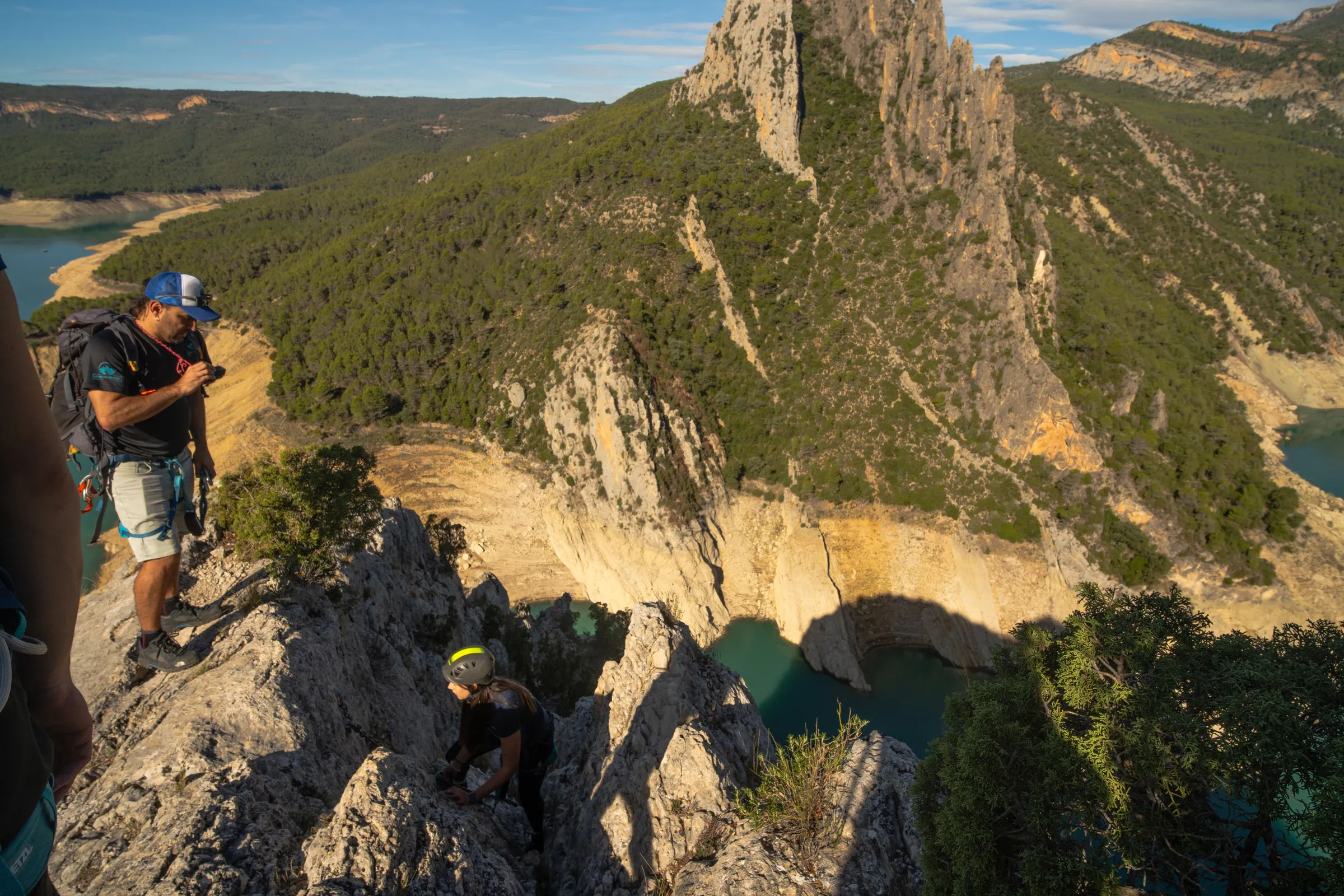 Participantes superando un paso estrecho de la vía ferrata Olmo Soler entre las rocas